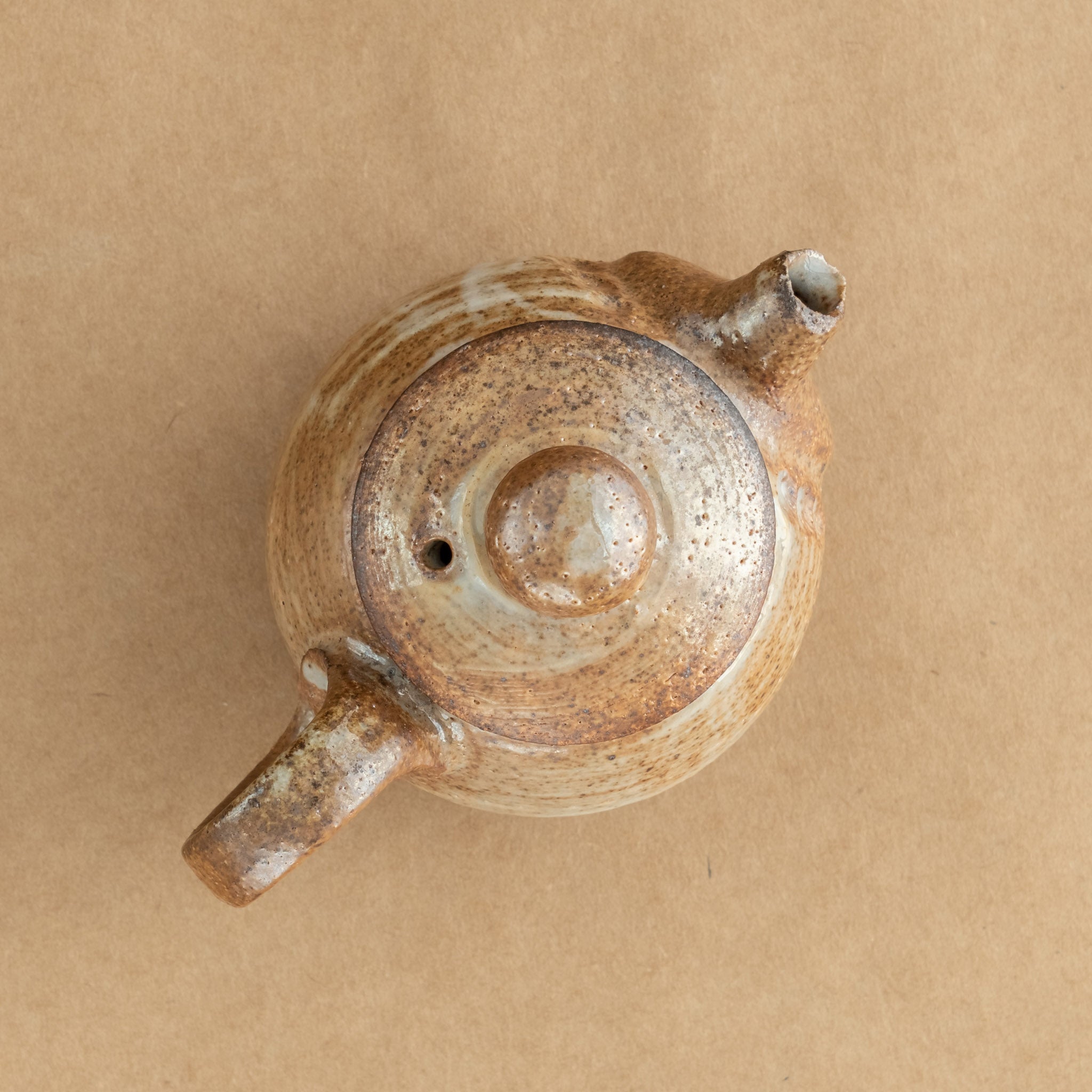 Tetera de gres: Elegante tetera de gres con acabados artesanales, ideal para preparar y disfrutar de tu té favorito.