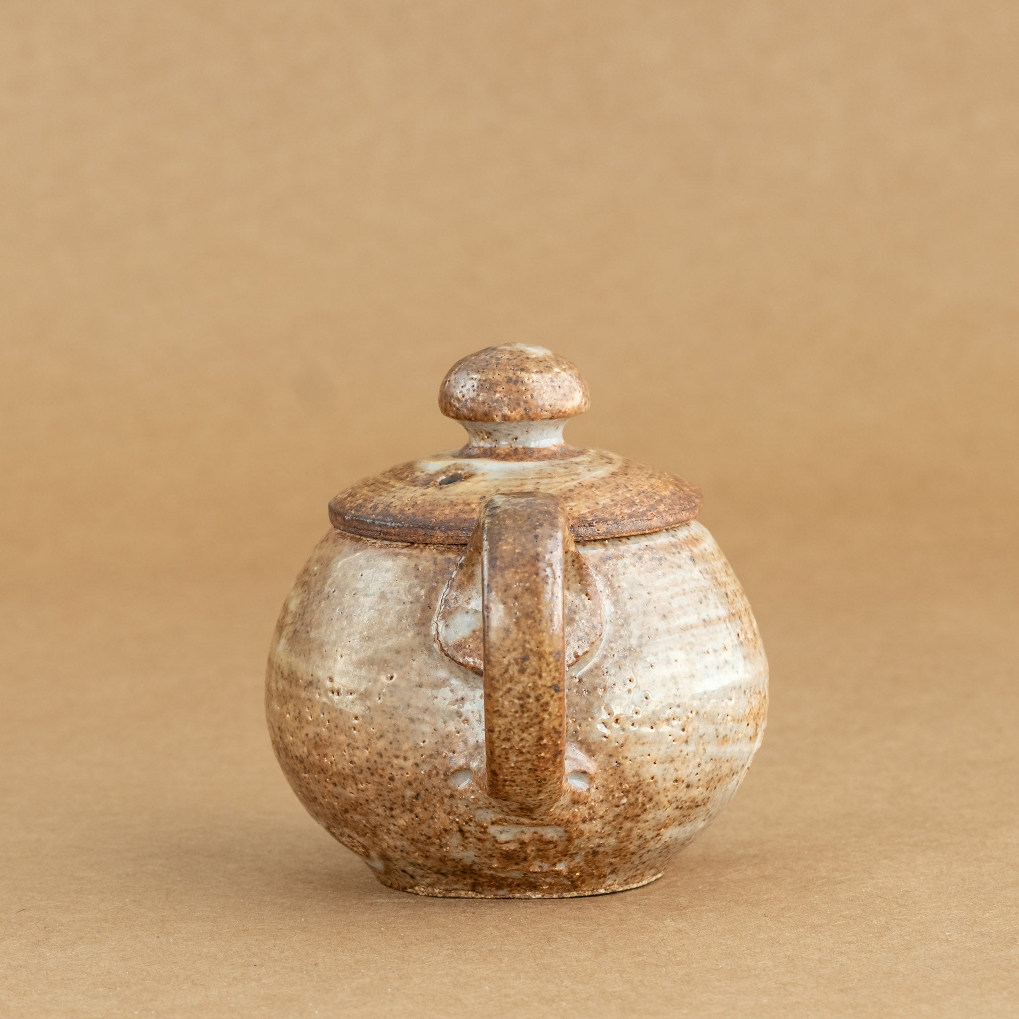 Tetera de gres: Elegante tetera de gres con acabados artesanales, ideal para preparar y disfrutar de tu té favorito.