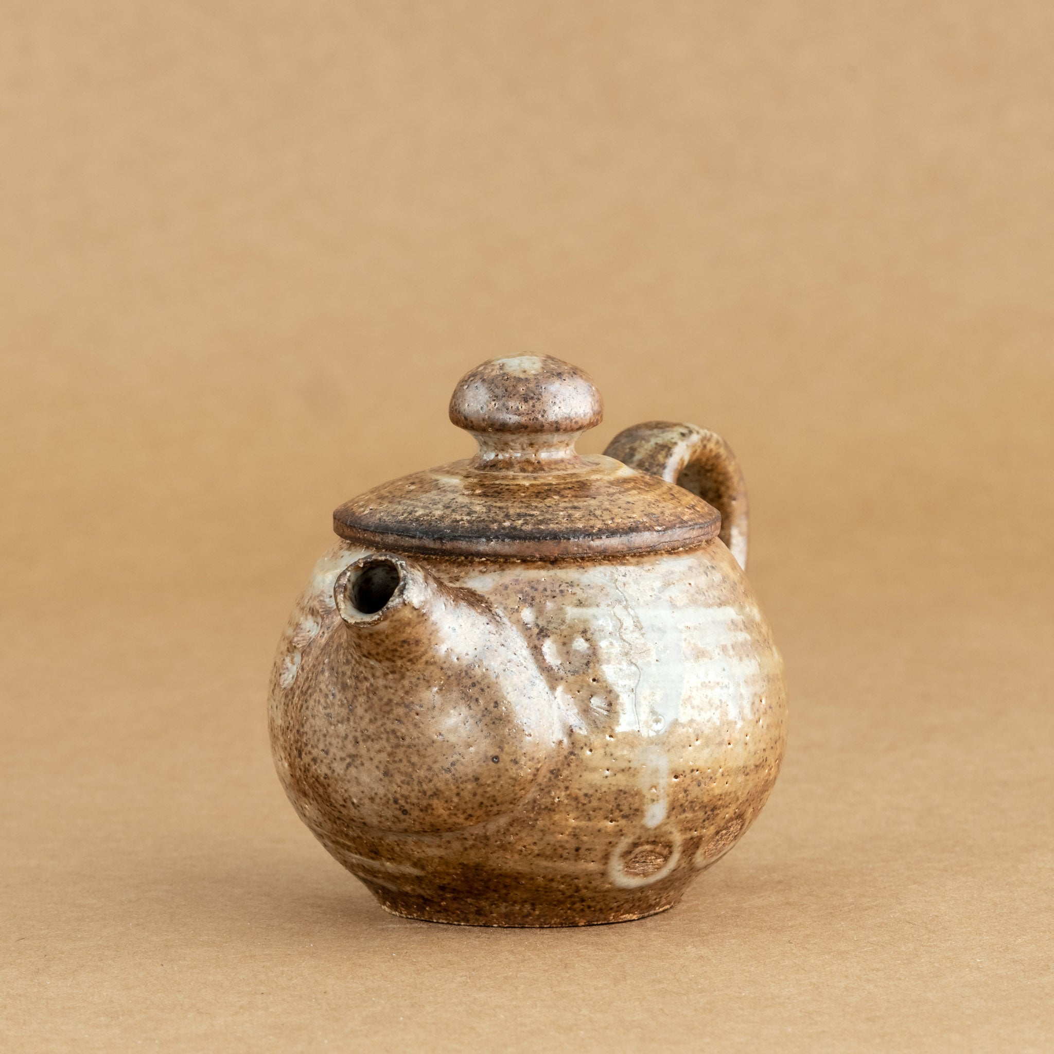 Tetera de gres: Elegante tetera de gres con acabados artesanales, ideal para preparar y disfrutar de tu té favorito.