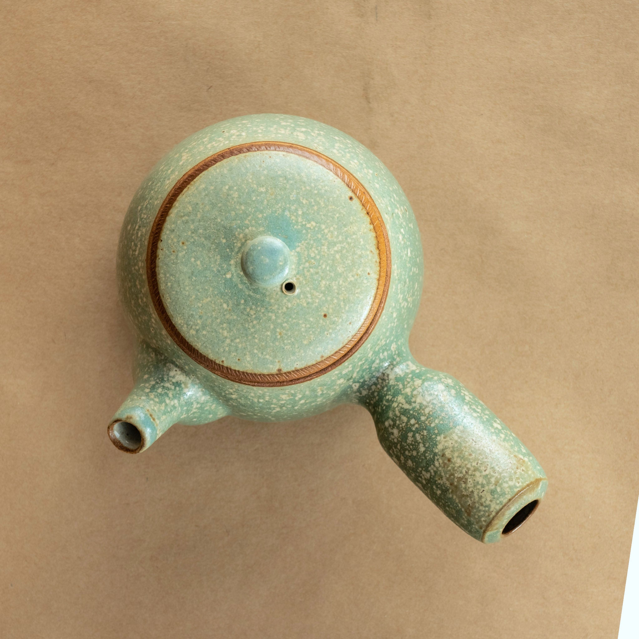 Kyusu de gres: Kyusu japonés de gres, perfecto para infusionar té con precisión y estilo.