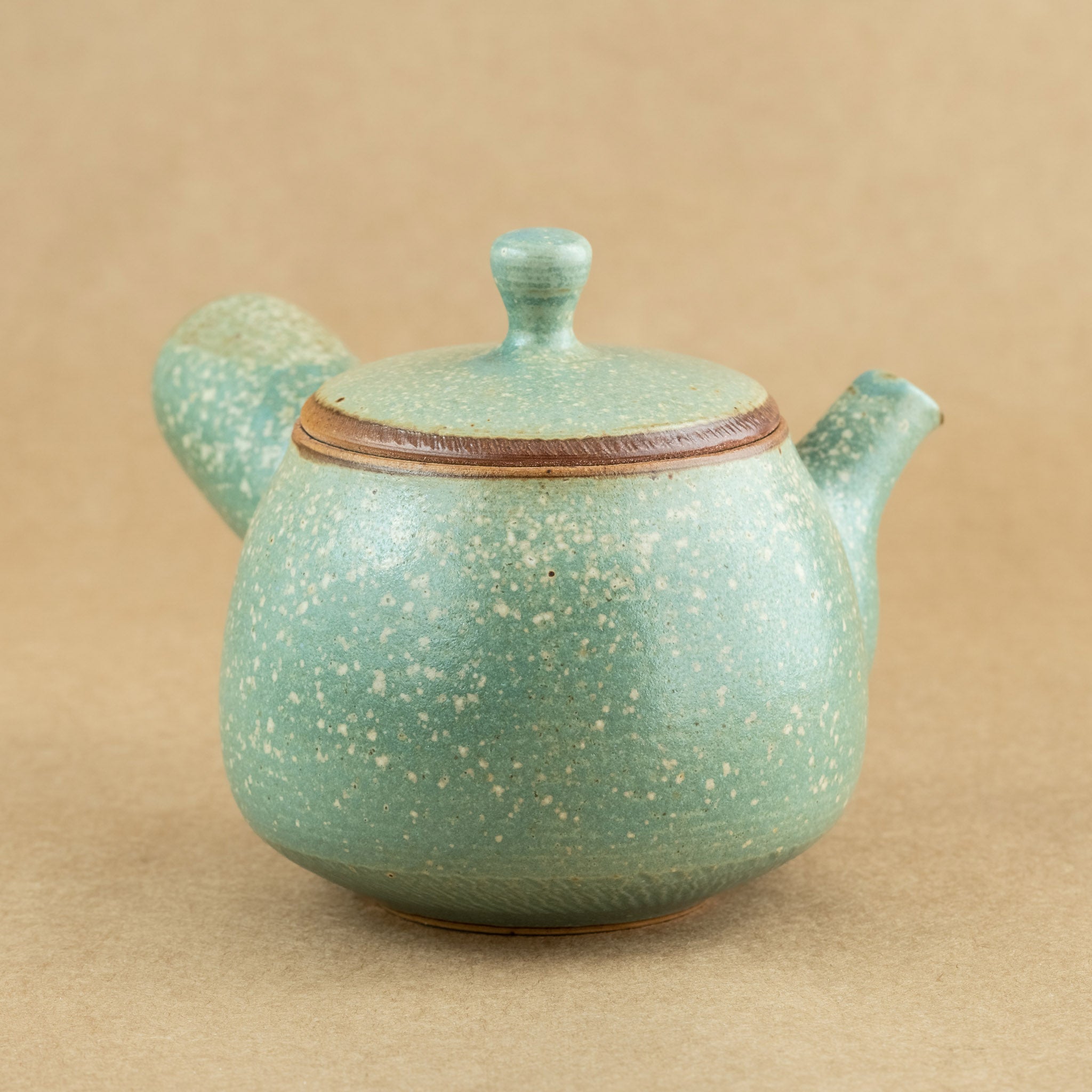 Kyusu de gres: Kyusu japonés de gres, perfecto para infusionar té con precisión y estilo.