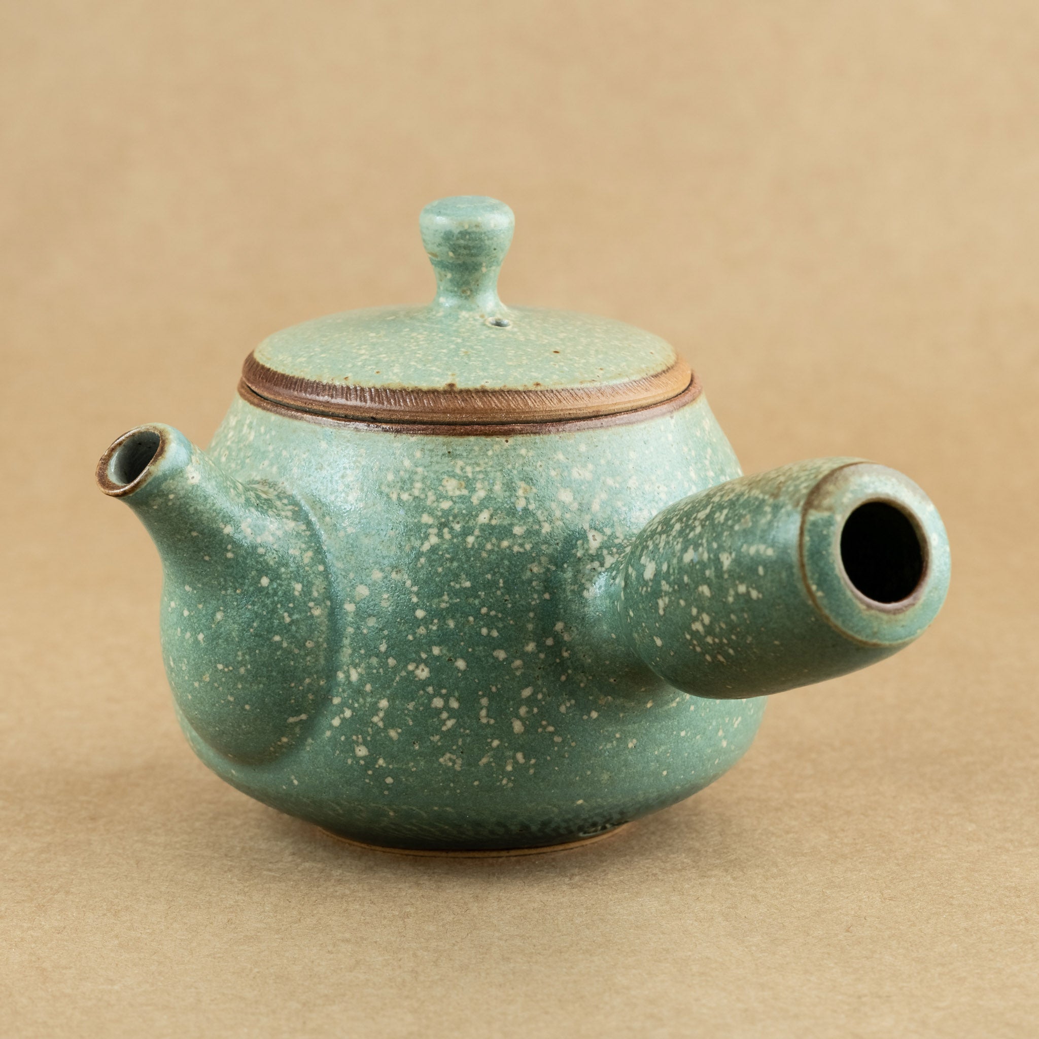 Tetera de gres: Elegante tetera de gres con acabados artesanales, ideal para preparar y disfrutar de tu té favorito.