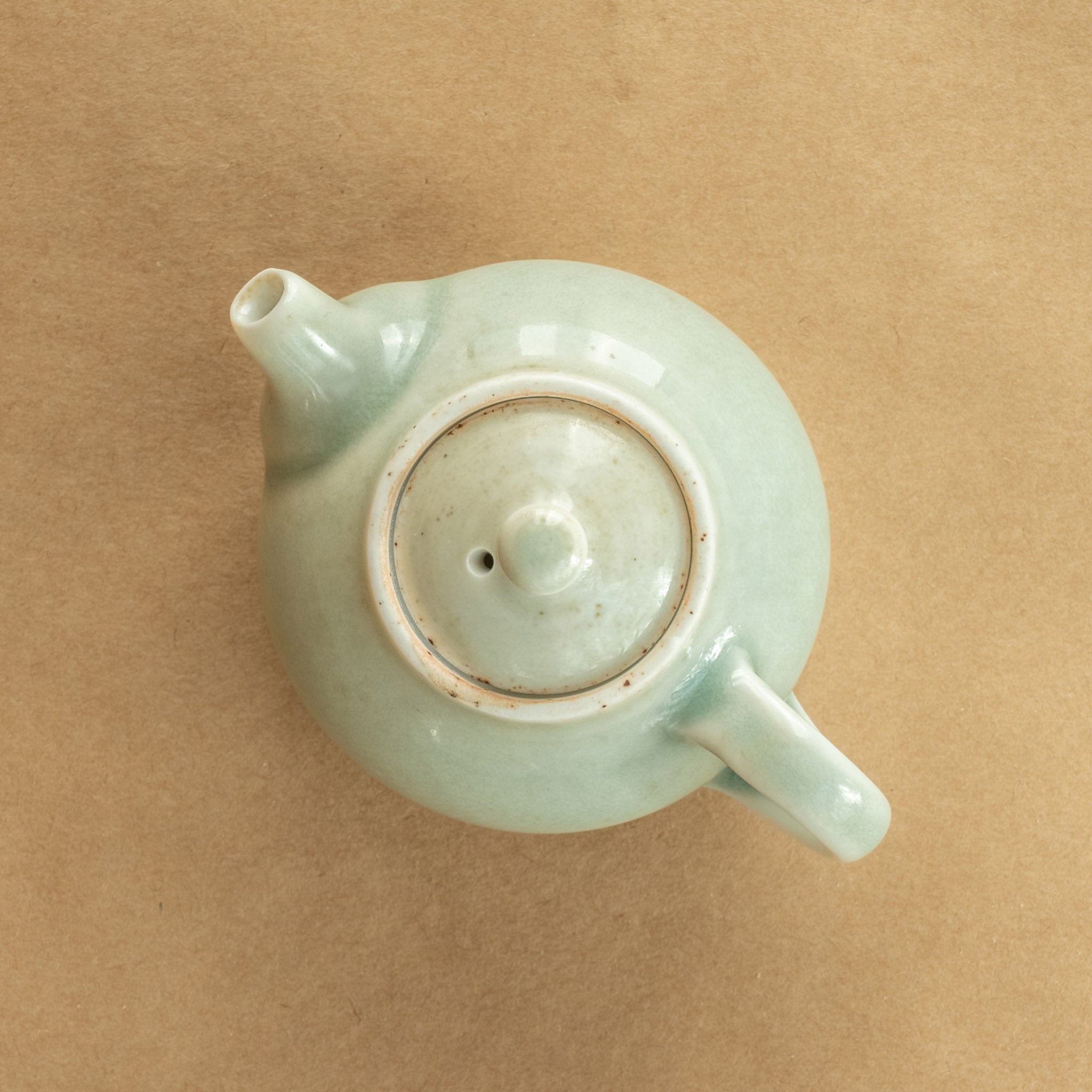 Tetera de porcelana: Tetera de porcelana fina, con un diseño clásico que realza la experiencia de disfrutar del té.