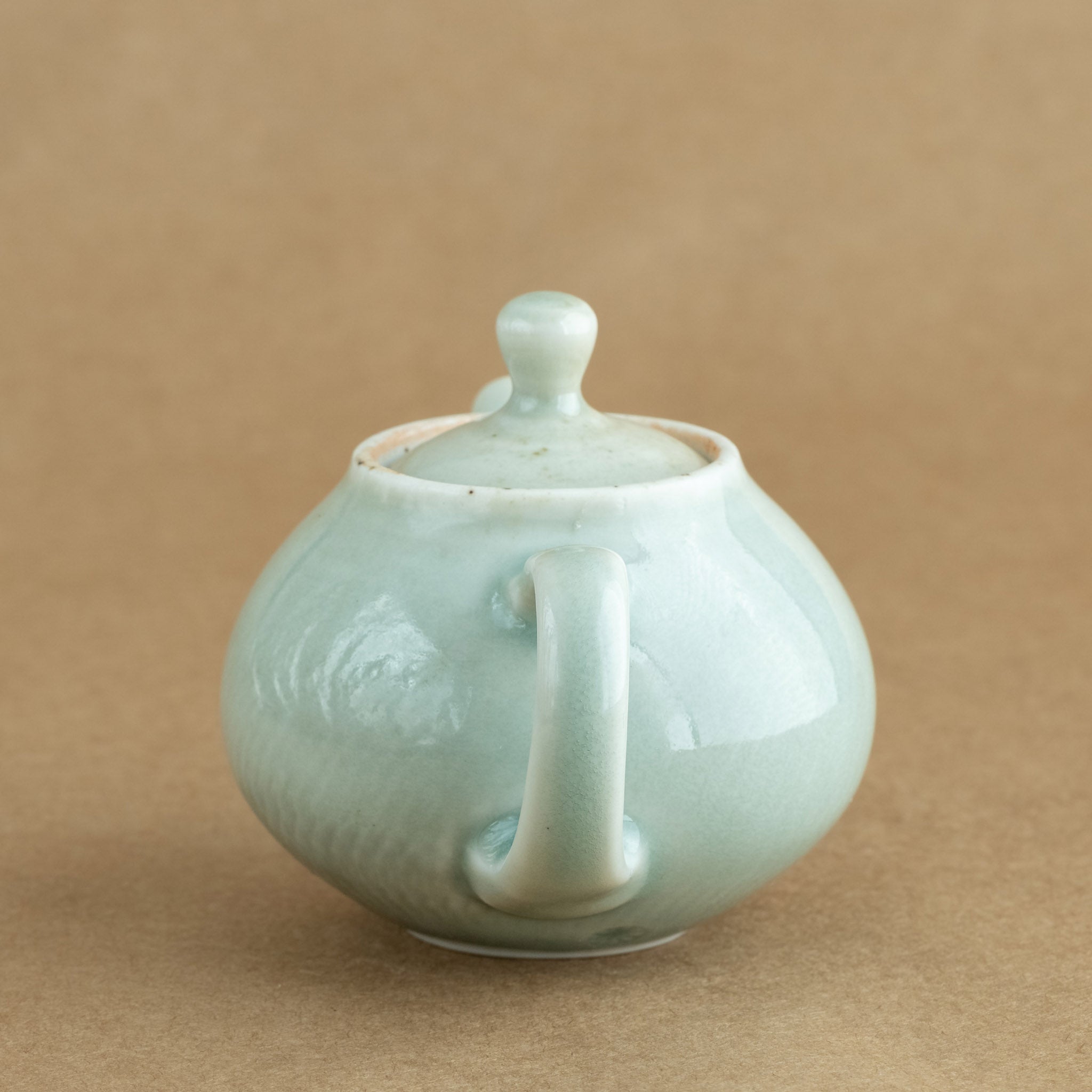 Tetera de porcelana: Tetera de porcelana fina, con un diseño clásico que realza la experiencia de disfrutar del té.