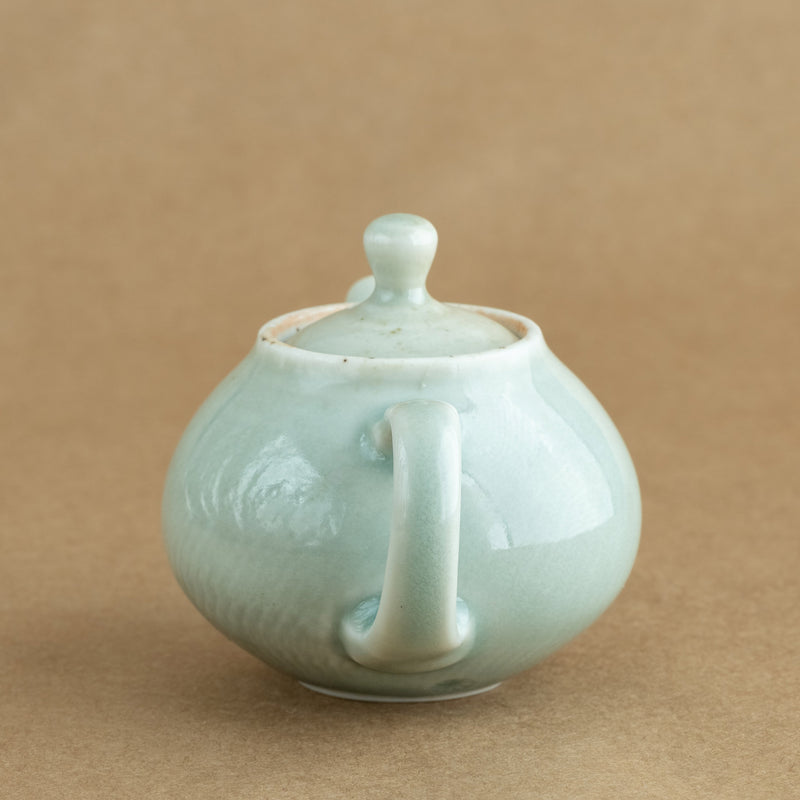 Tetera de porcelana: Tetera de porcelana fina, con un diseño clásico que realza la experiencia de disfrutar del té.