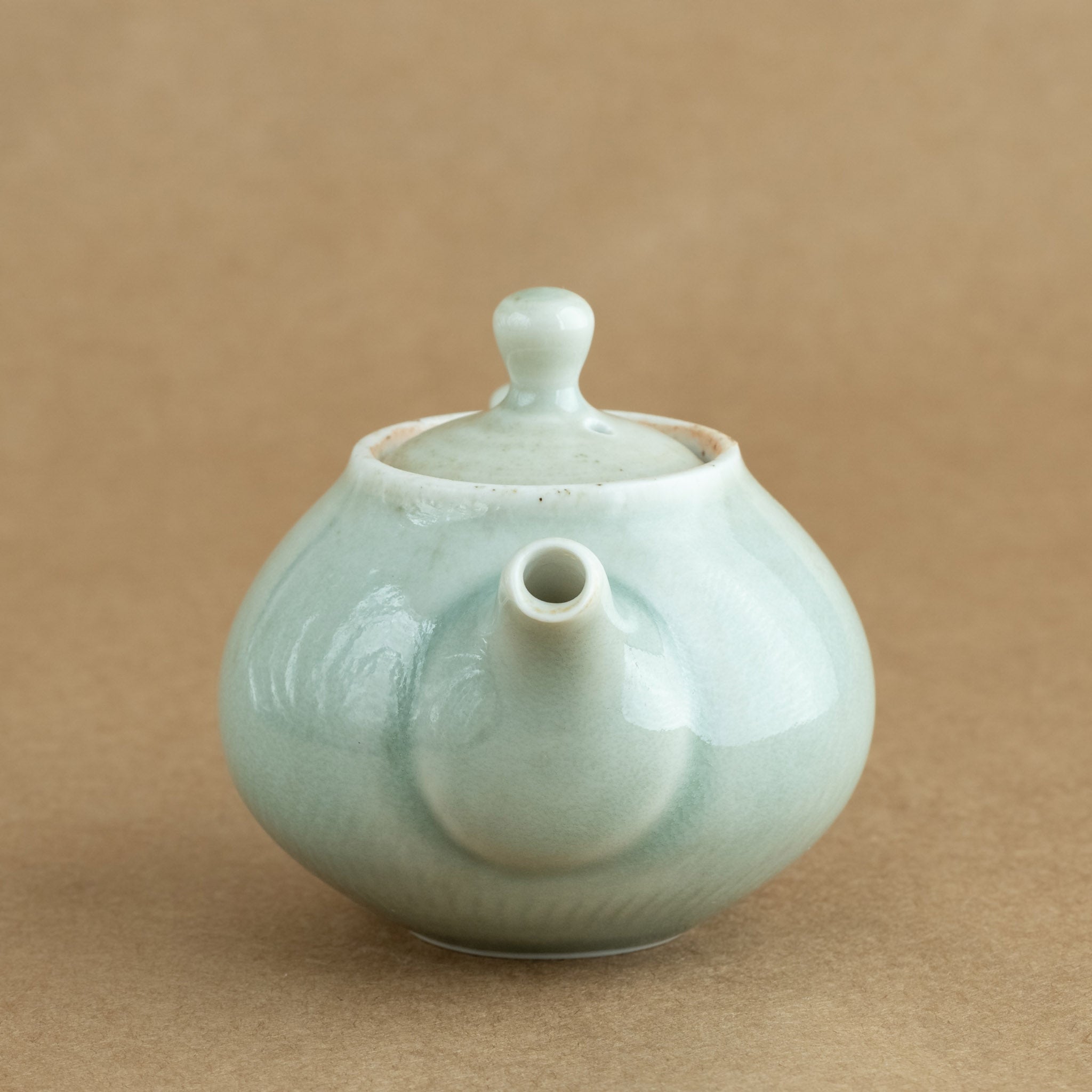 Tetera de porcelana: Tetera de porcelana fina, con un diseño clásico que realza la experiencia de disfrutar del té.