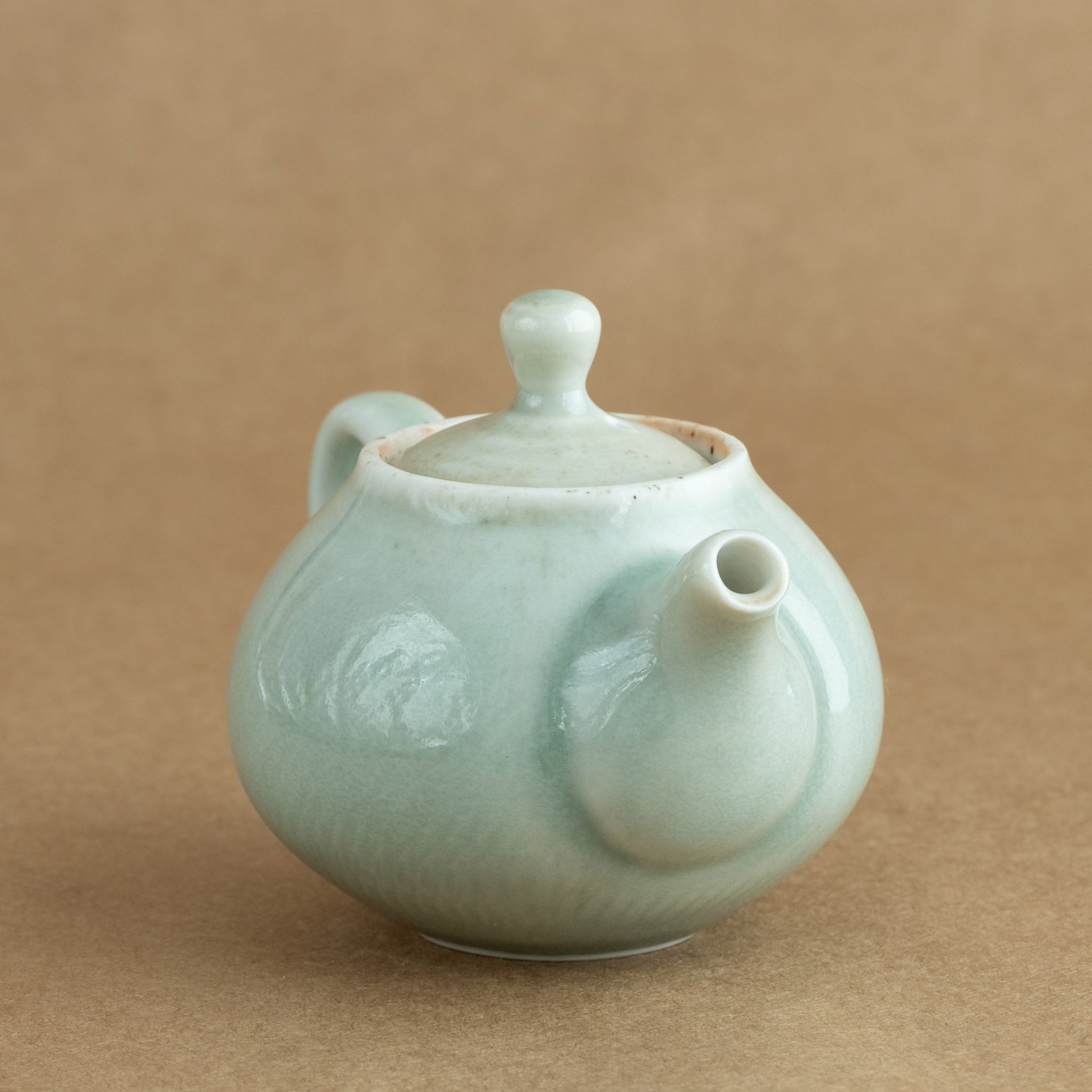 Tetera de porcelana: Tetera de porcelana fina, con un diseño clásico que realza la experiencia de disfrutar del té.