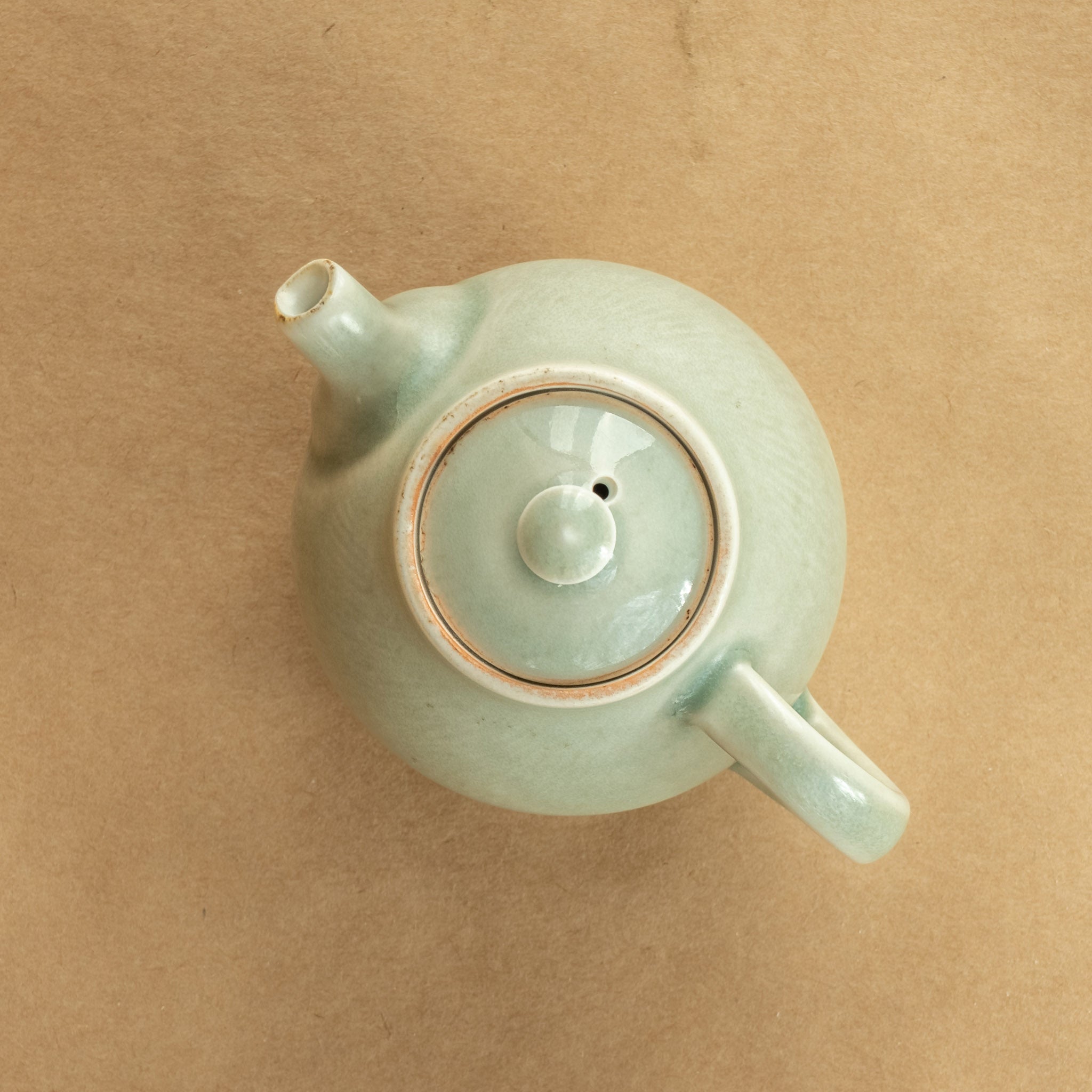 Tetera de porcelana: Tetera de porcelana fina, con un diseño clásico que realza la experiencia de disfrutar del té.