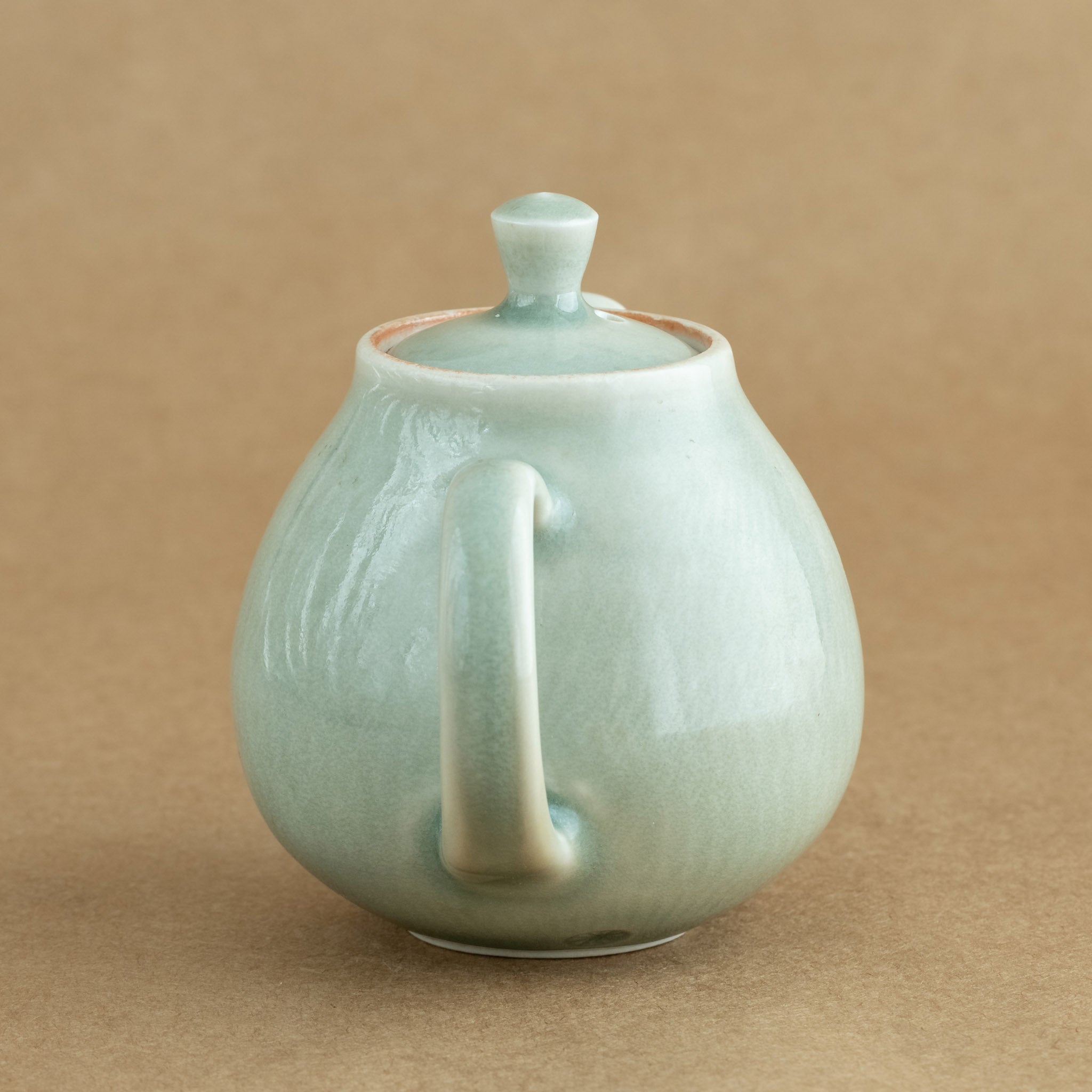 Tetera de porcelana: Tetera de porcelana fina, con un diseño clásico que realza la experiencia de disfrutar del té.