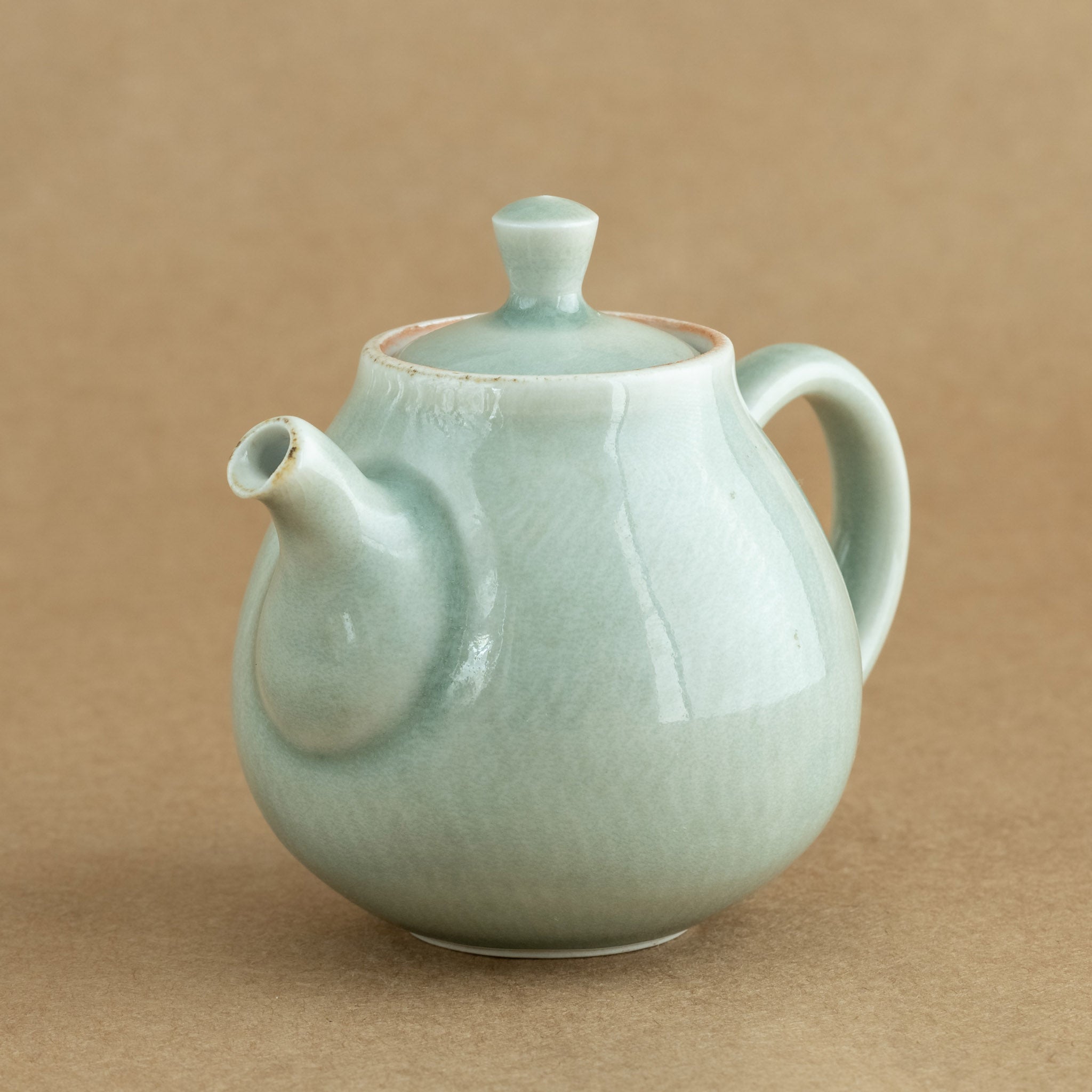 Tetera de porcelana: Tetera de porcelana fina, con un diseño clásico que realza la experiencia de disfrutar del té.