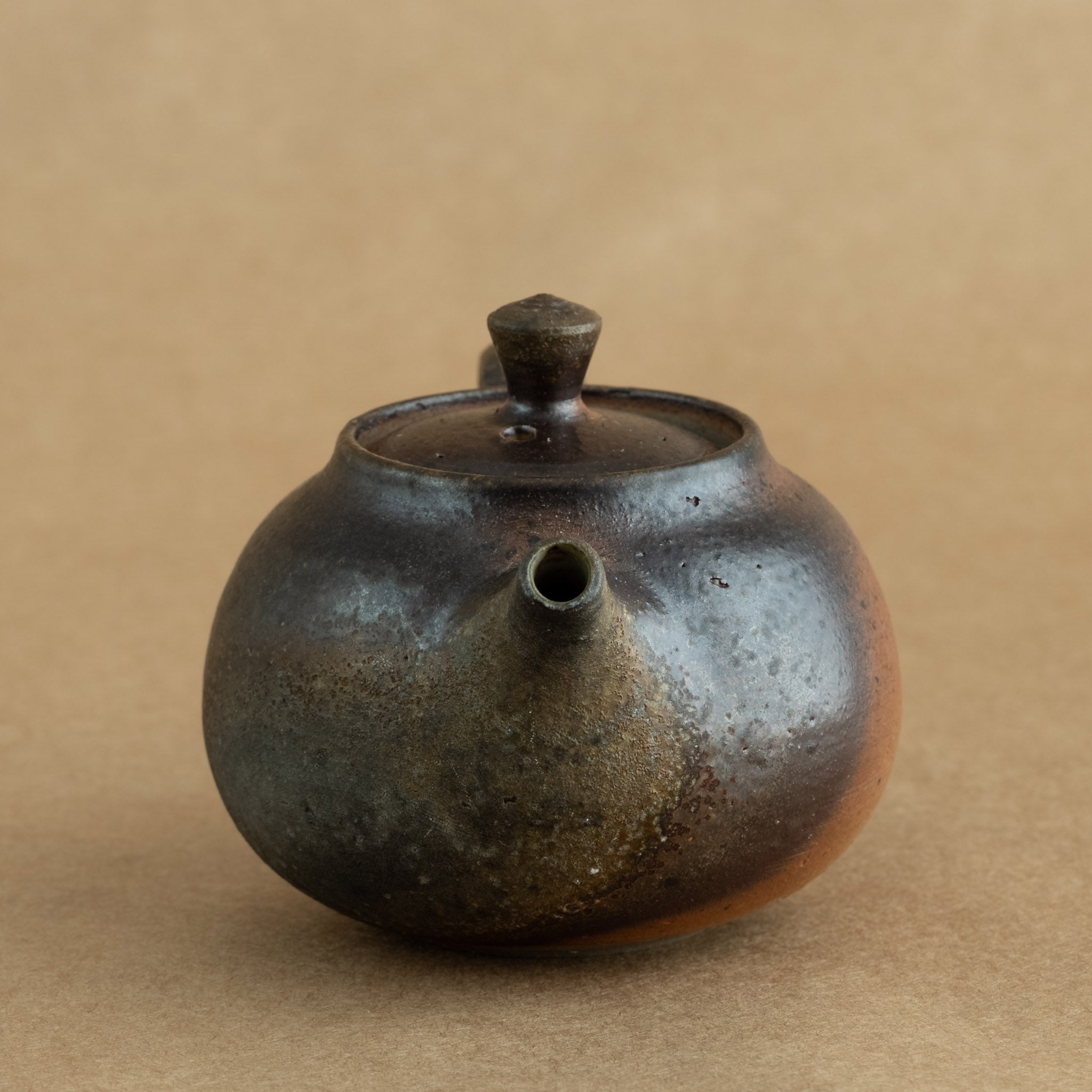 Tetera de gres: Elegante tetera de gres con acabados artesanales, ideal para preparar y disfrutar de tu té favorito.