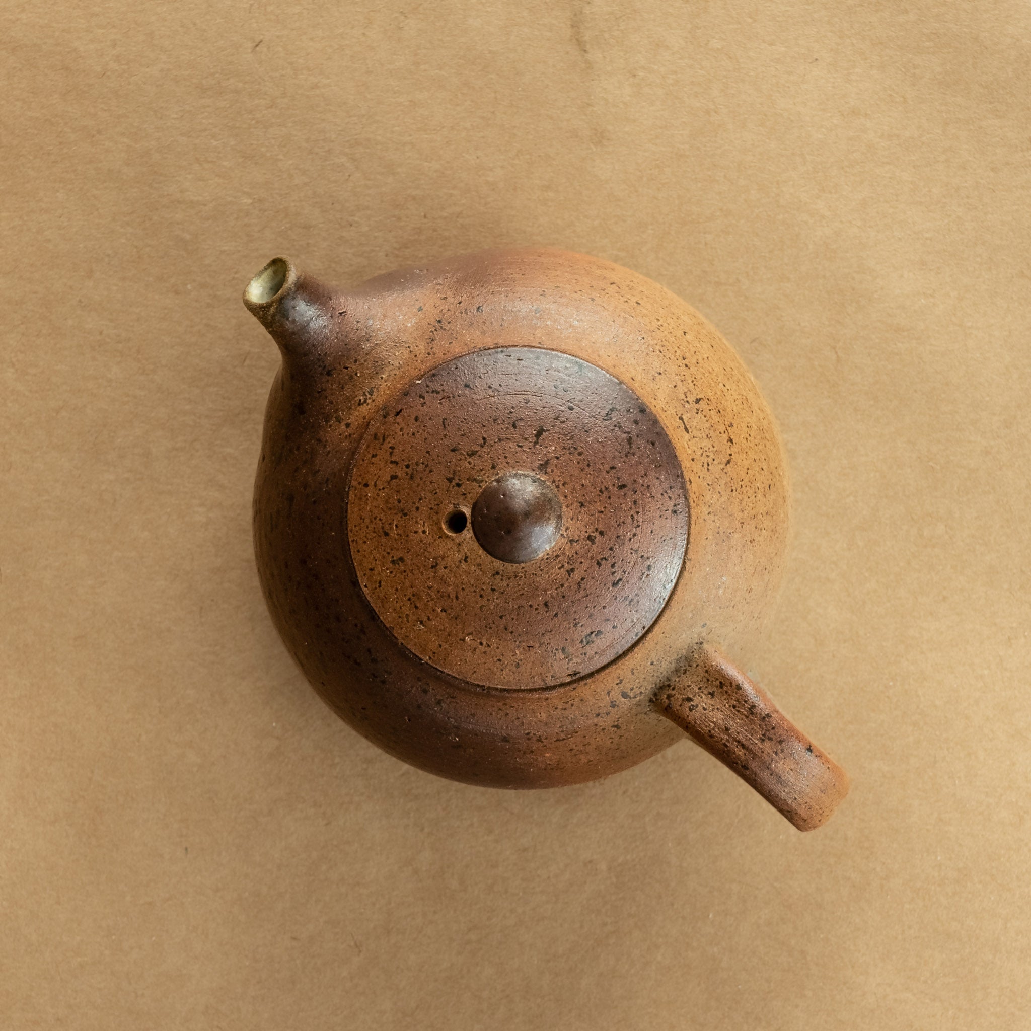 Tetera de gres: Elegante tetera de gres con acabados artesanales, ideal para preparar y disfrutar de tu té favorito.