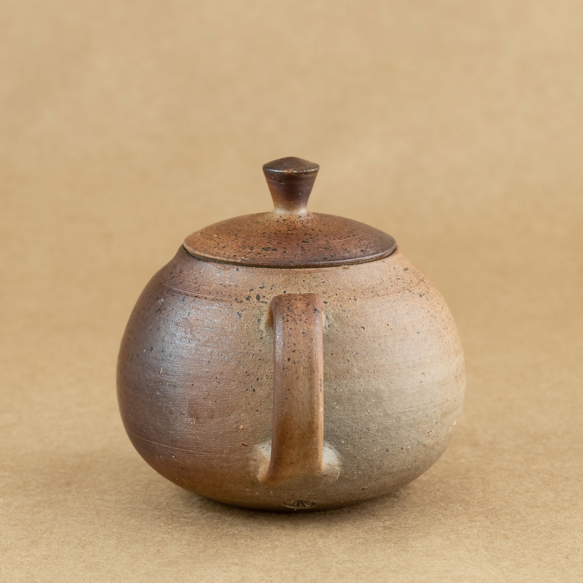 Tetera de gres: Elegante tetera de gres con acabados artesanales, ideal para preparar y disfrutar de tu té favorito.