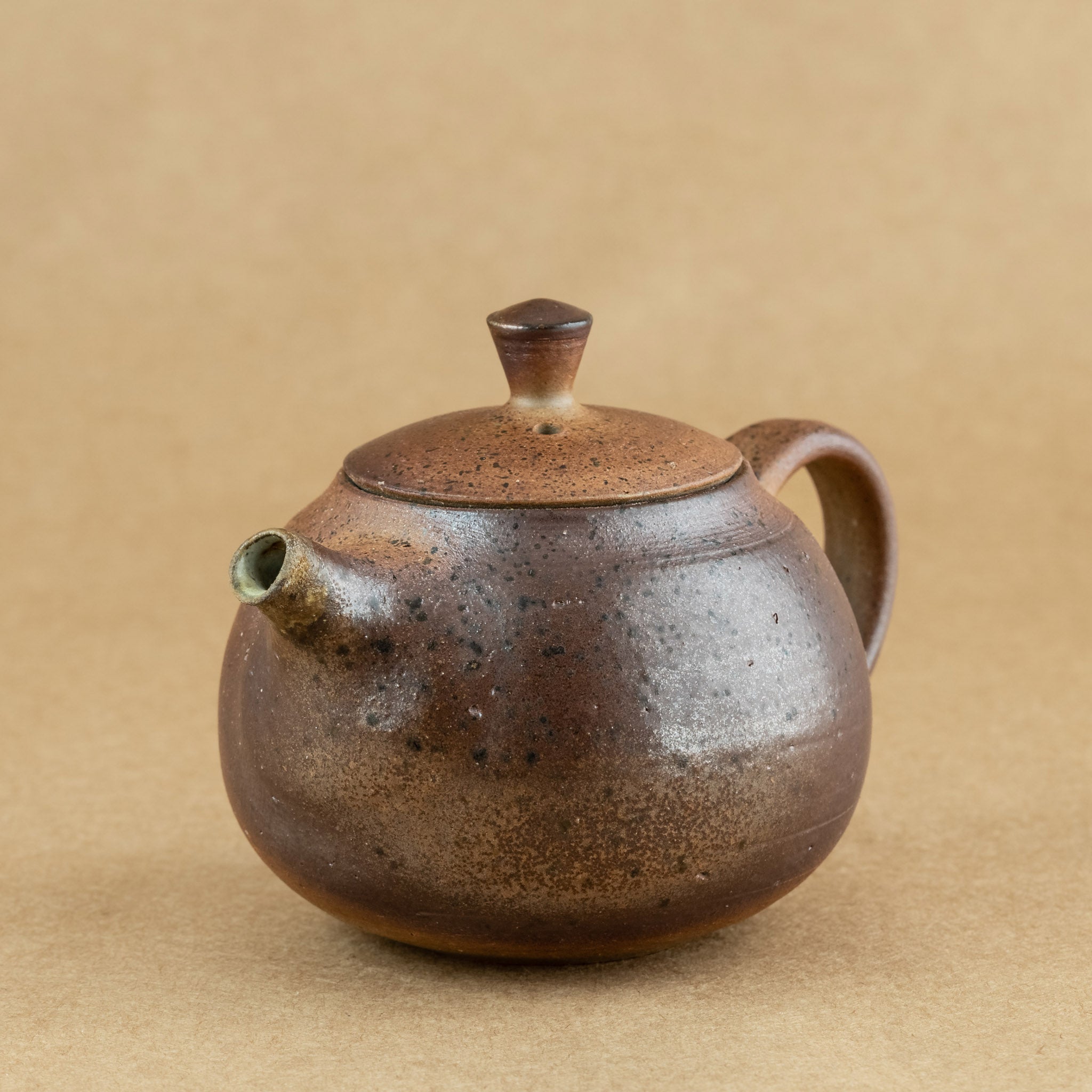 Tetera de gres: Elegante tetera de gres con acabados artesanales, ideal para preparar y disfrutar de tu té favorito.