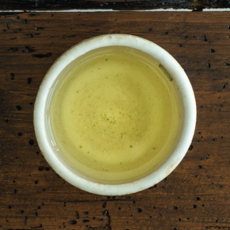 Té verde: Té verde fresco y lleno de vitalidad, reconocido por sus propiedades antioxidantes y su sabor refrescante.