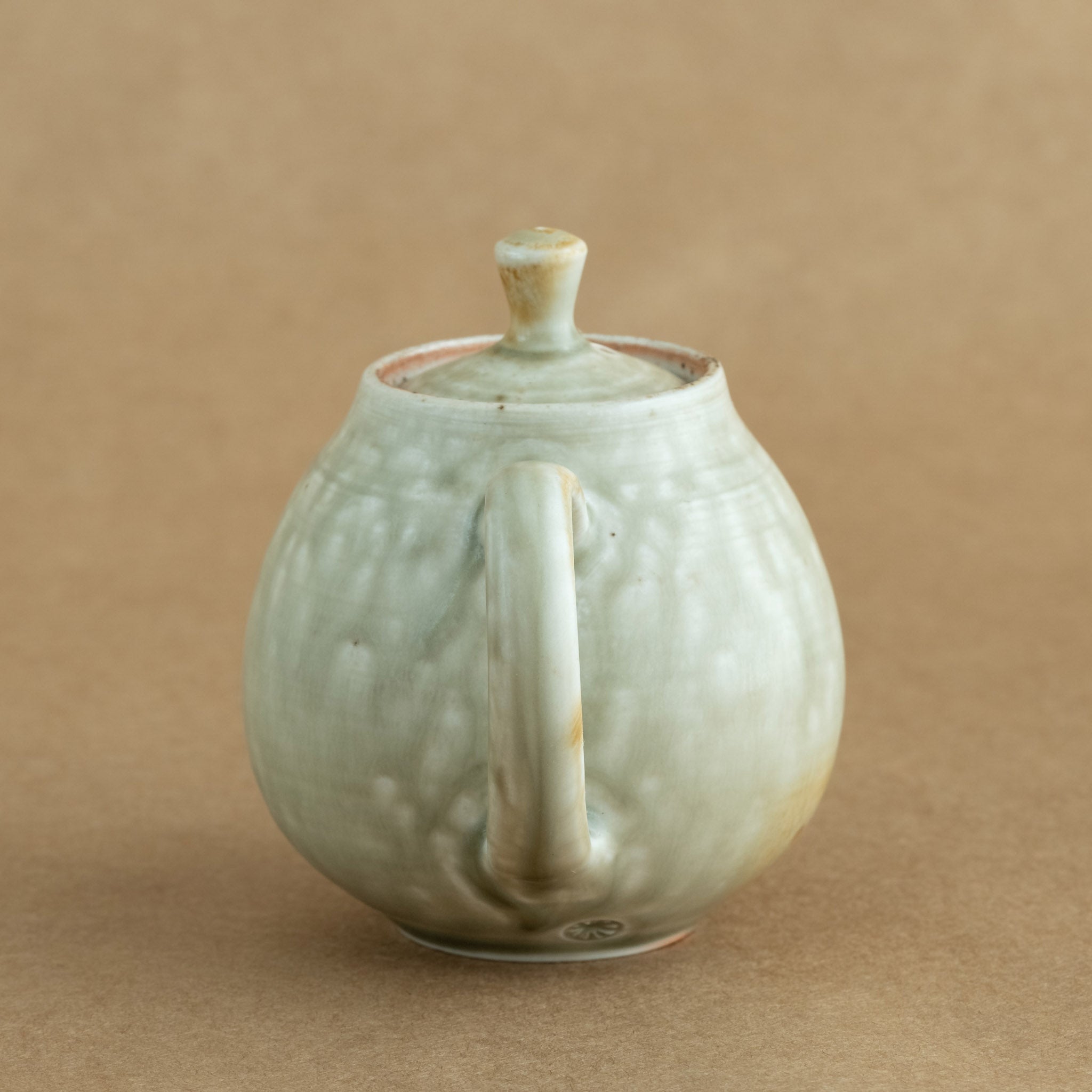 Tetera de porcelana: Tetera de porcelana fina, con un diseño clásico que realza la experiencia de disfrutar del té.