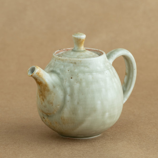 Tetera de porcelana: Tetera de porcelana fina, con un diseño clásico que realza la experiencia de disfrutar del té.