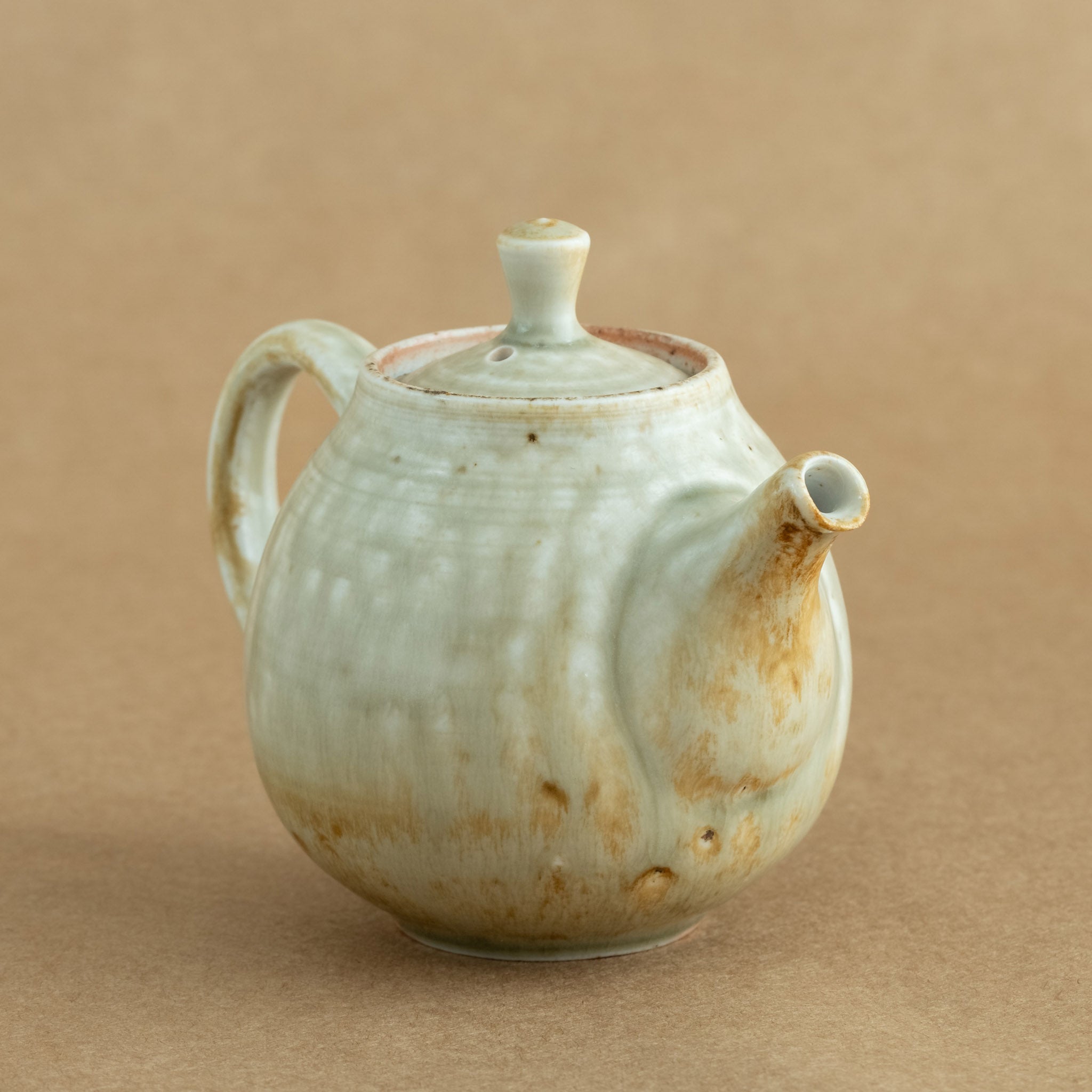 Tetera de porcelana: Tetera de porcelana fina, con un diseño clásico que realza la experiencia de disfrutar del té.