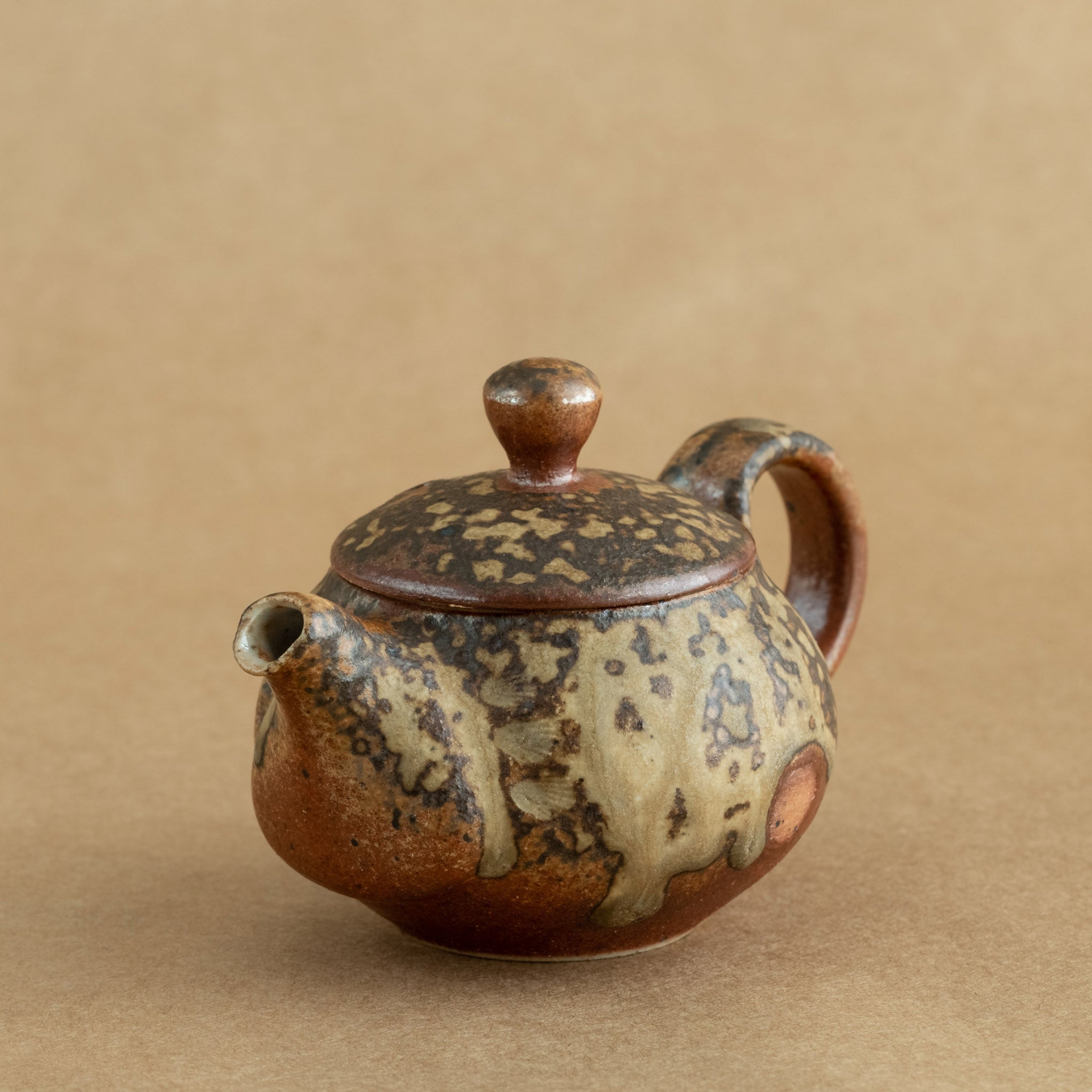 Tetera de gres: Elegante tetera de gres con acabados artesanales, ideal para preparar y disfrutar de tu té favorito.