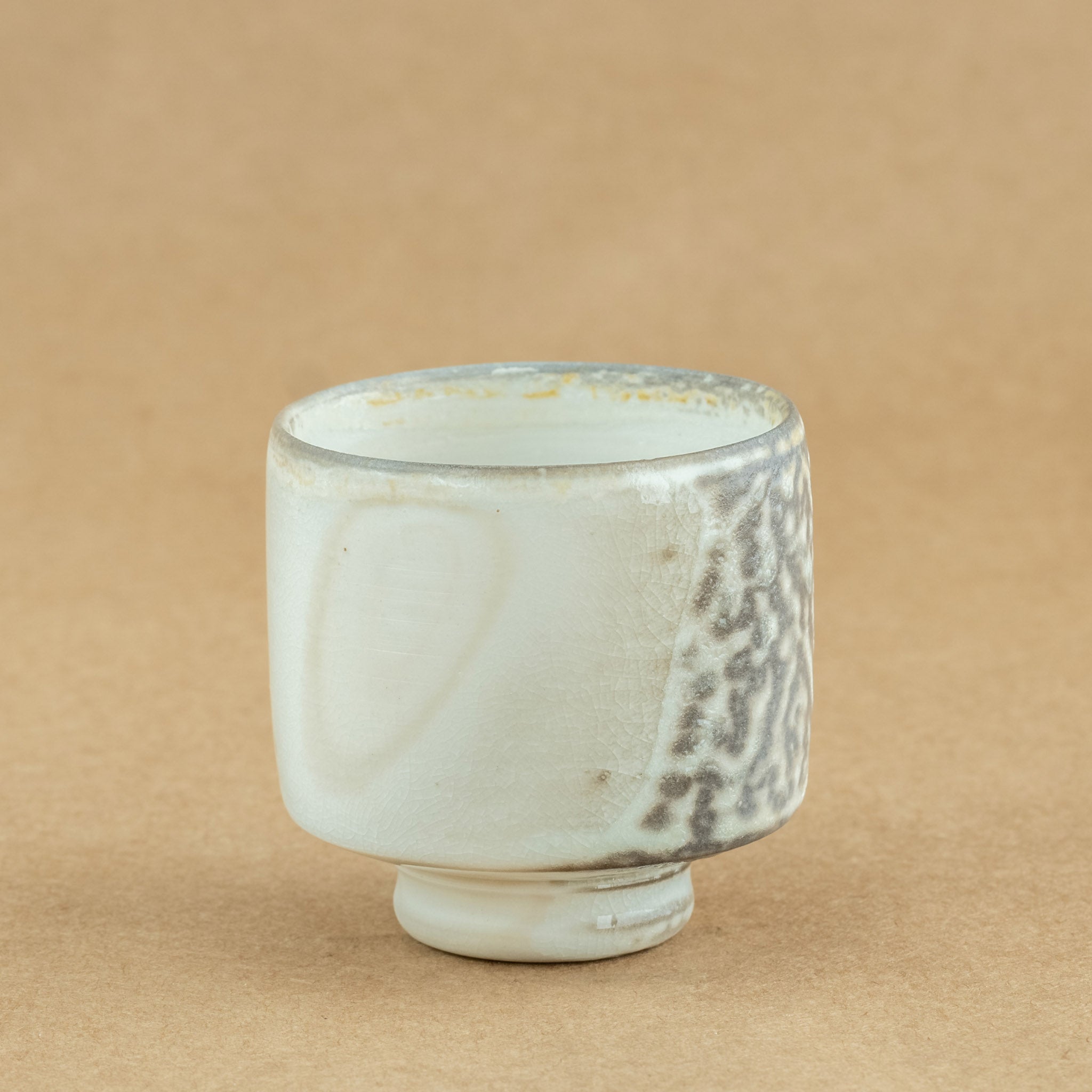 Taza de té de porcelana: Taza de té de porcelana elegante y delicada, perfecta para resaltar la experiencia del té.