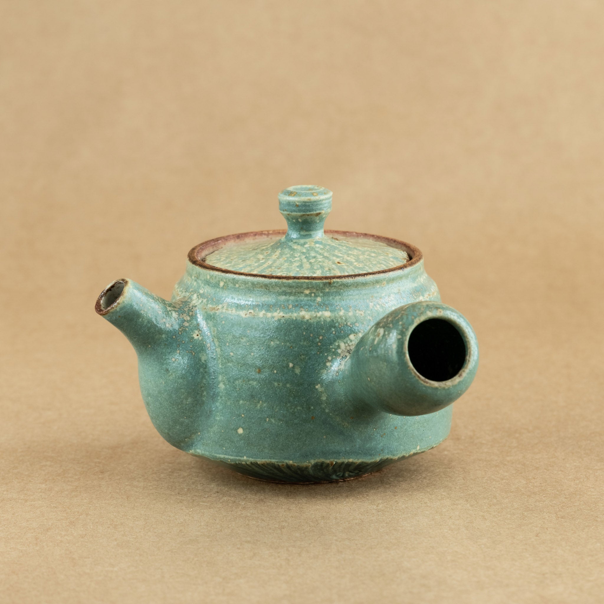 Kyusu de gres: Kyusu japonés de gres, perfecto para infusionar té con precisión y estilo.