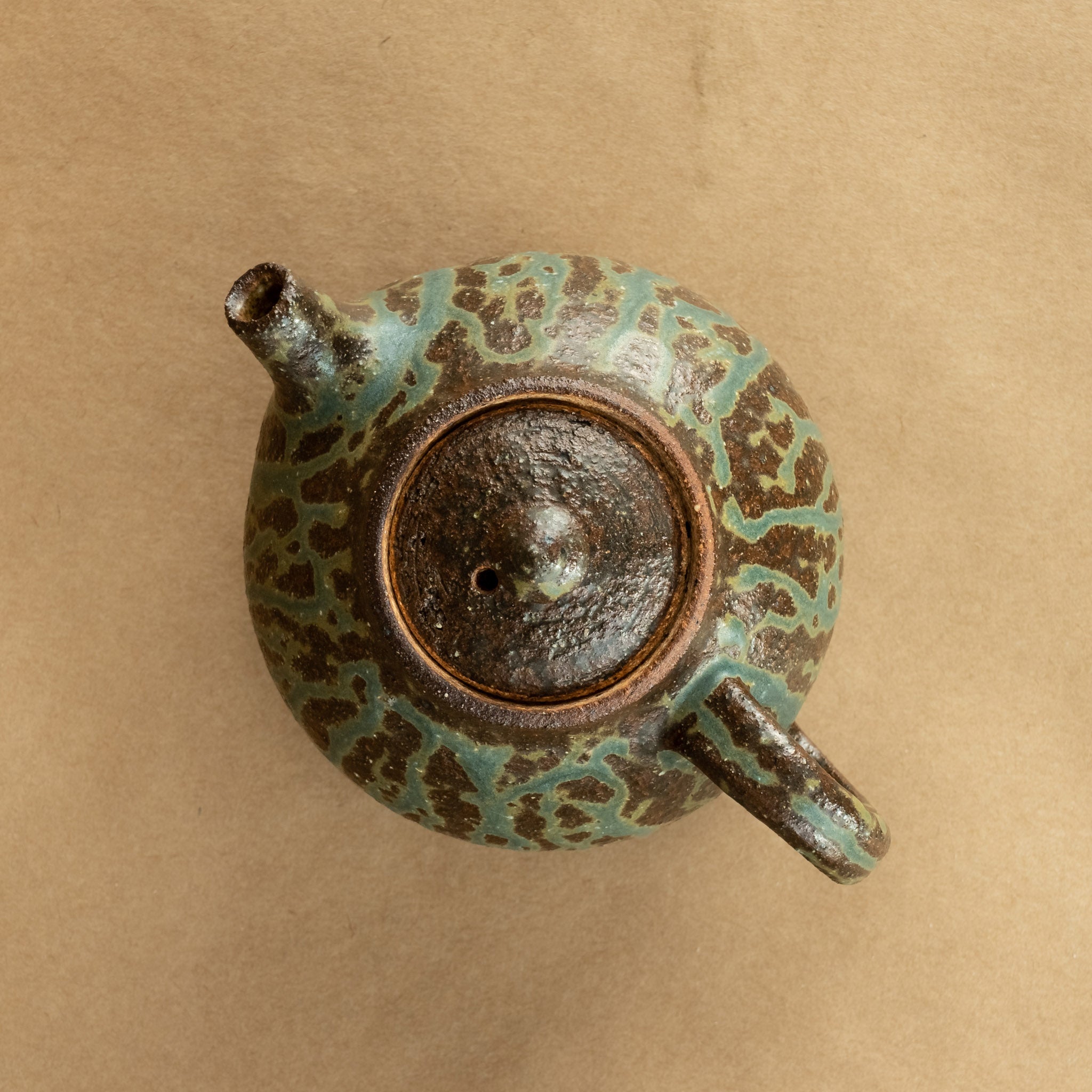 Tetera de gres: Elegante tetera de gres con acabados artesanales, ideal para preparar y disfrutar de tu té favorito.