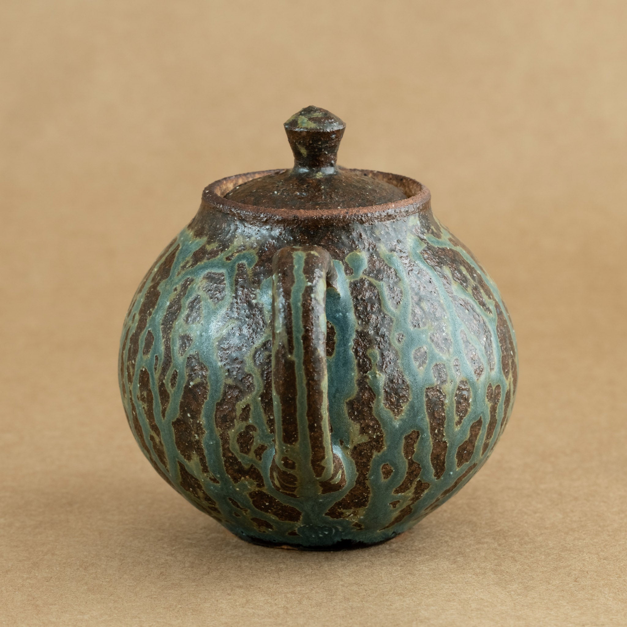 Tetera de gres: Elegante tetera de gres con acabados artesanales, ideal para preparar y disfrutar de tu té favorito.