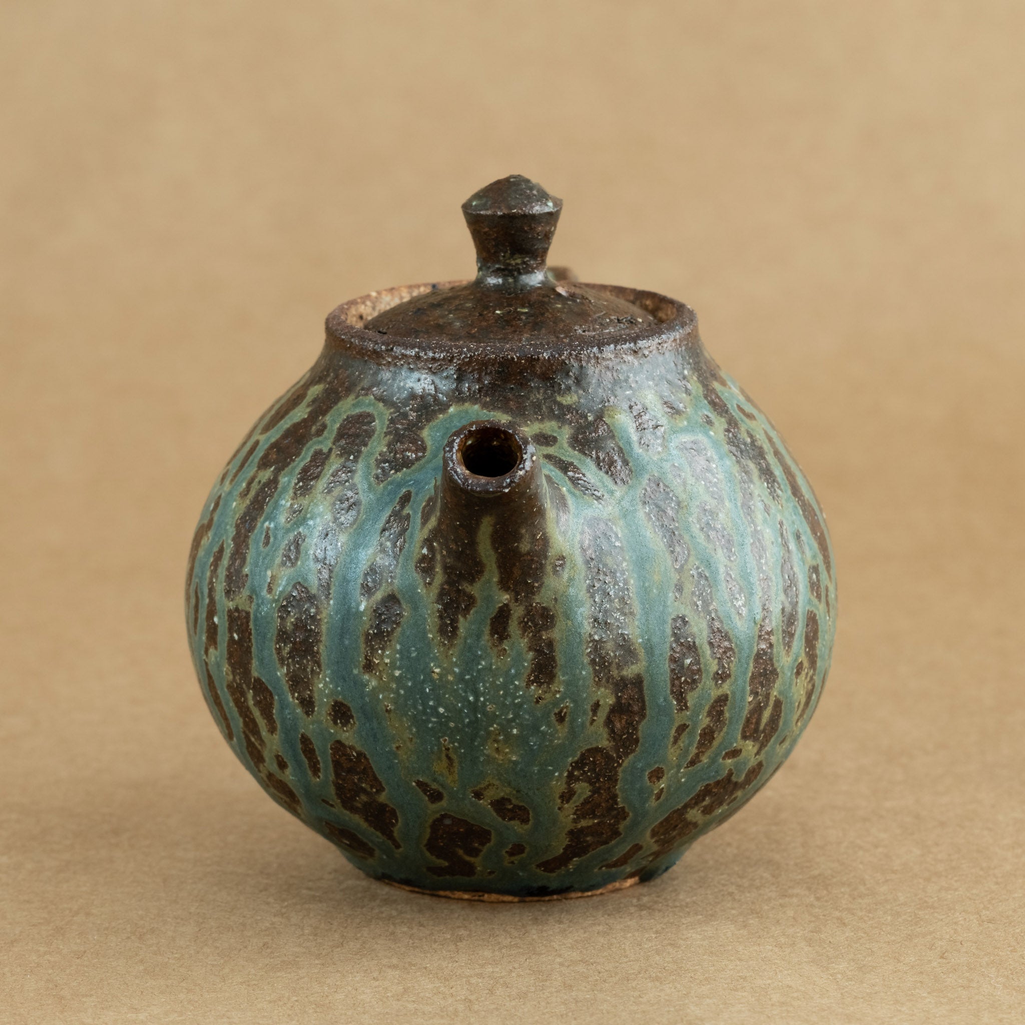 Tetera de gres: Elegante tetera de gres con acabados artesanales, ideal para preparar y disfrutar de tu té favorito.