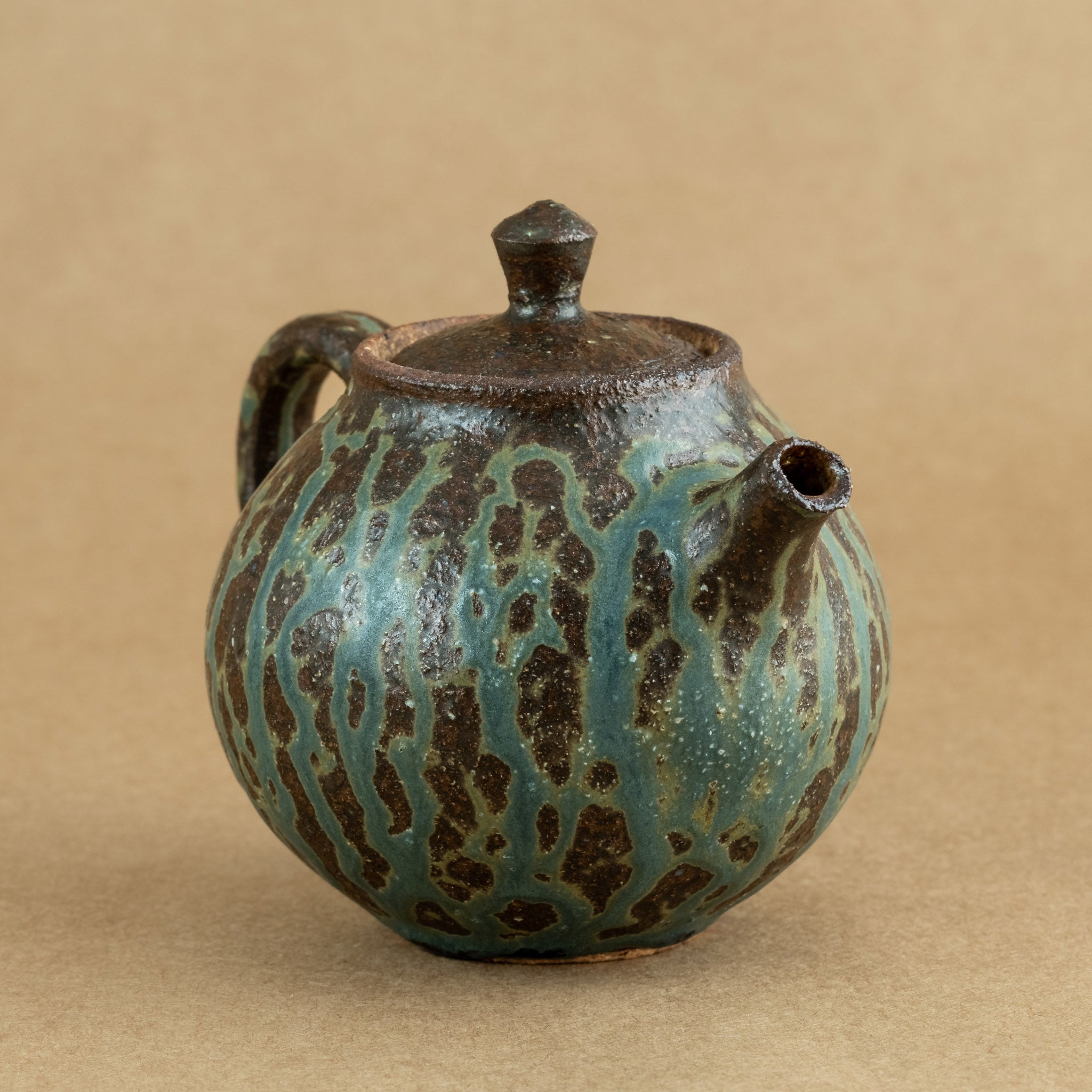 Tetera de gres: Elegante tetera de gres con acabados artesanales, ideal para preparar y disfrutar de tu té favorito.