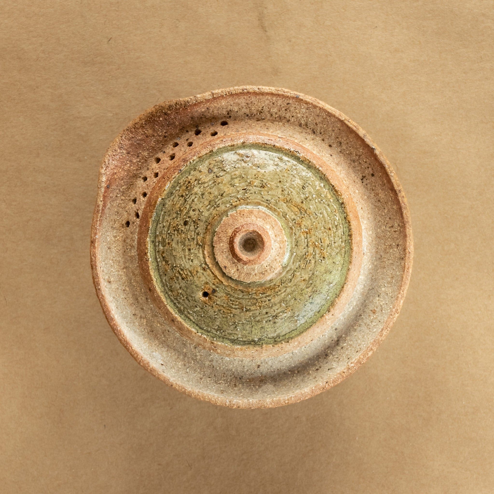 Shiboridashi de gres: Shiboridashi de gres, una pieza única para preparar y servir té de manera tradicional.
