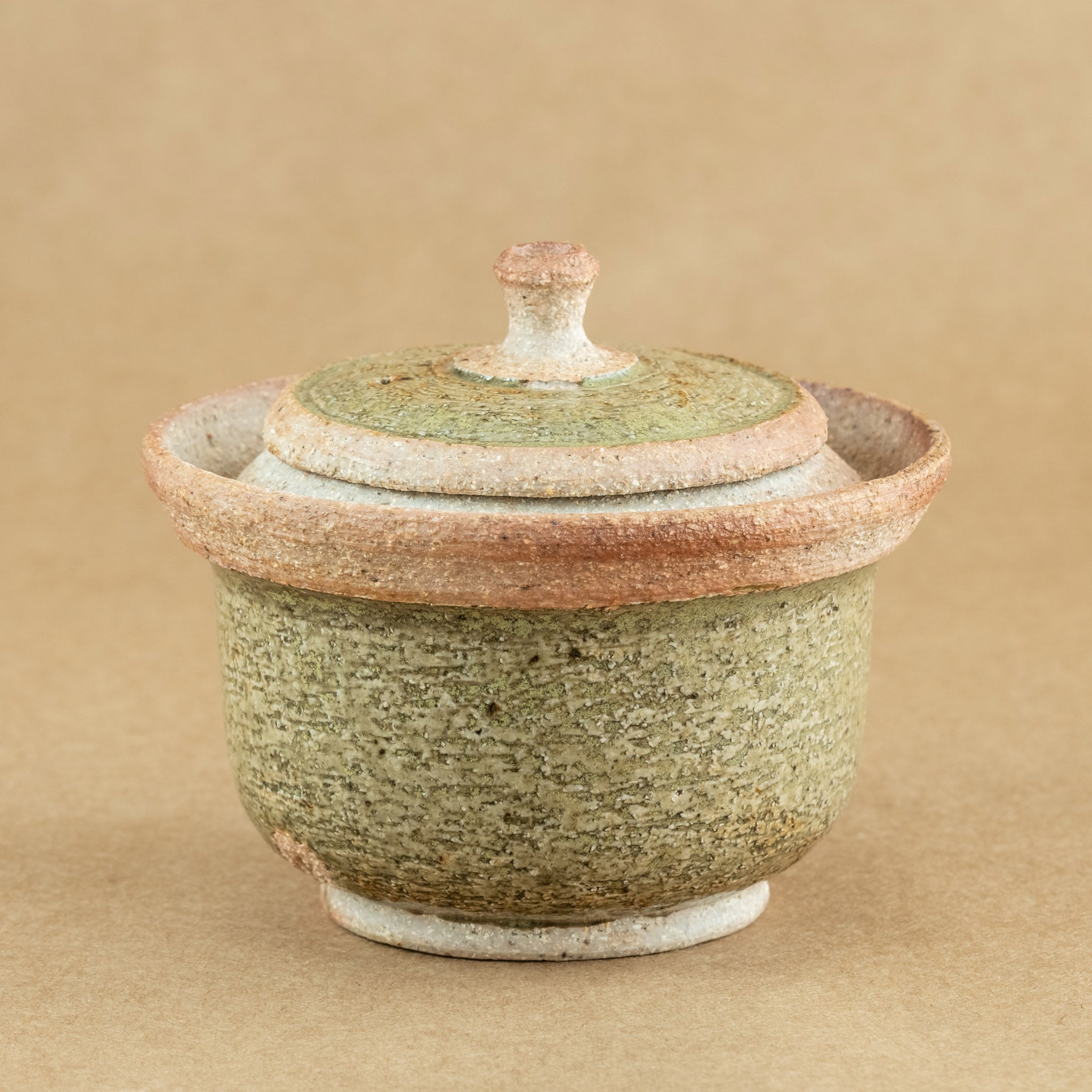 Shiboridashi de gres: Shiboridashi de gres, una pieza única para preparar y servir té de manera tradicional.
