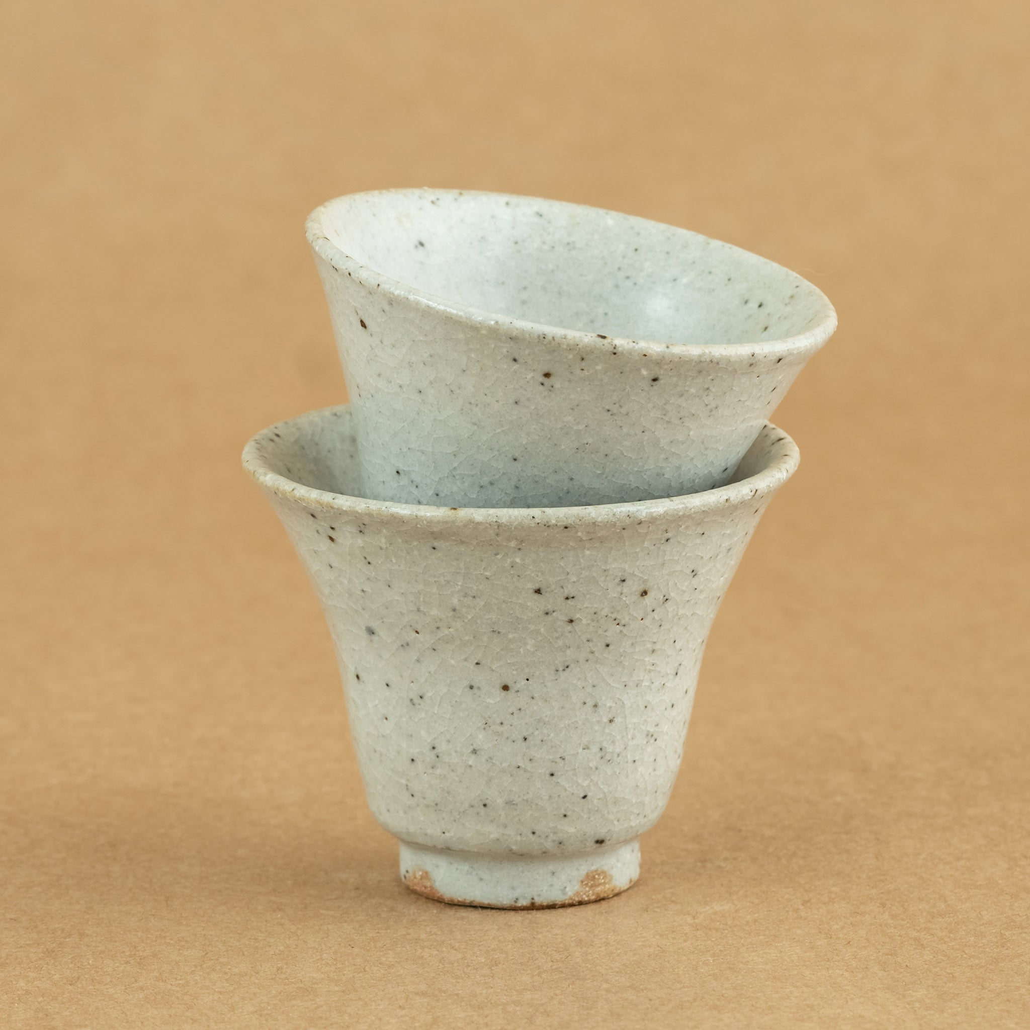Taza de té de gres: Taza de té de gres resistente, diseñada para realzar el disfrute de tu bebida favorita.