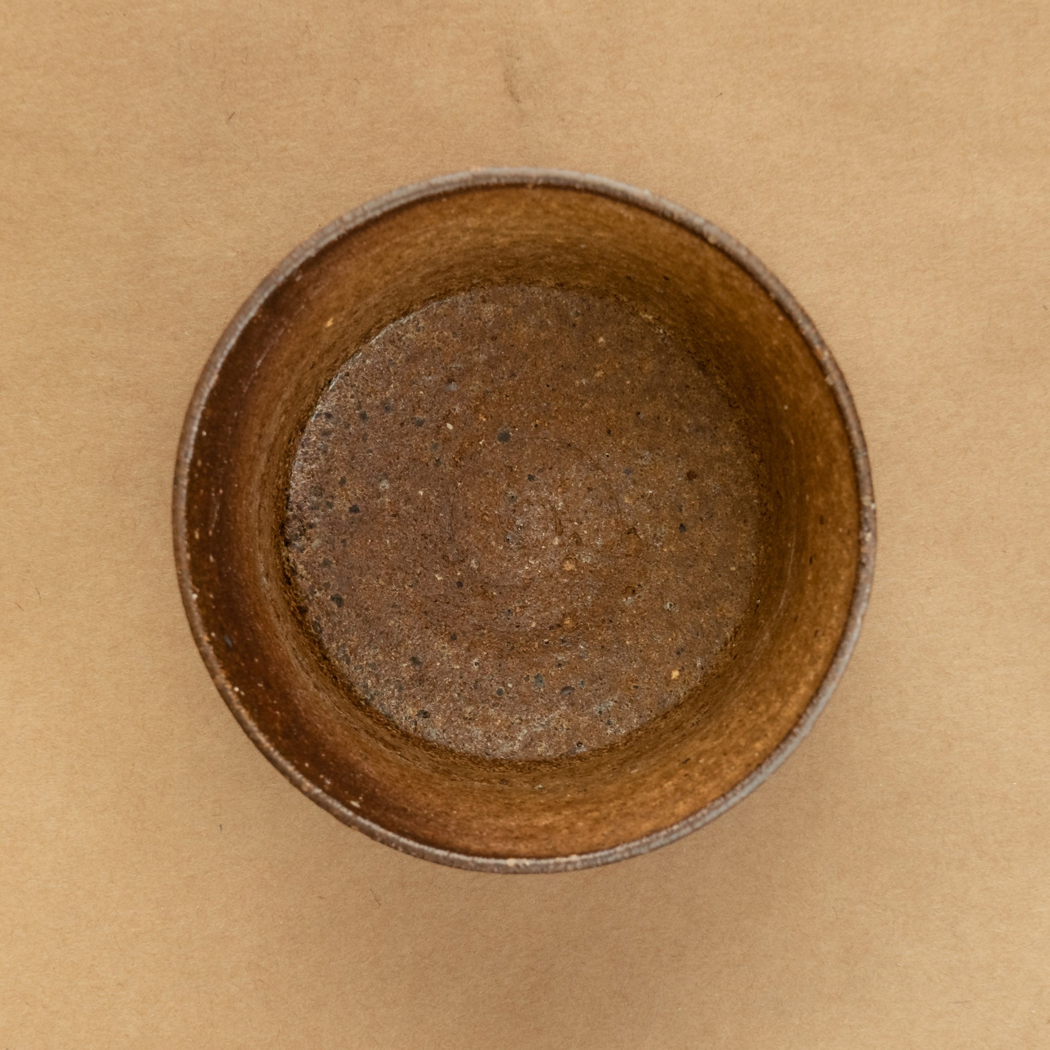 Chawan de gres: Chawan de gres, cuenco tradicional para la ceremonia del té, con detalles que expresan autenticidad.