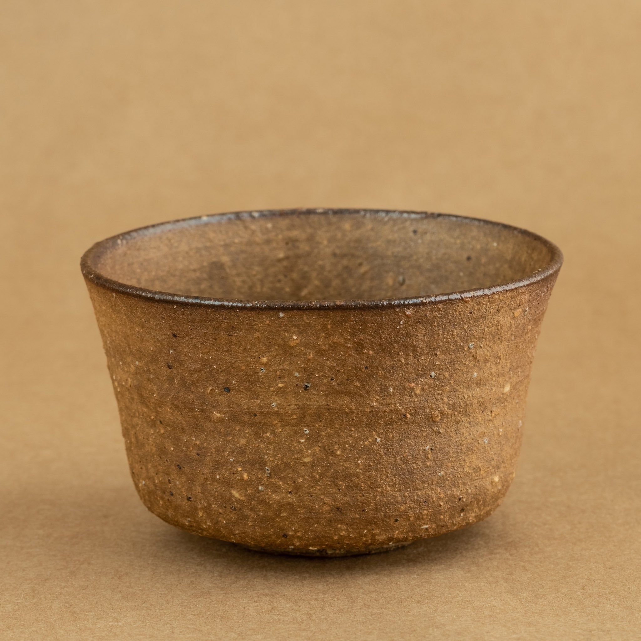 Chawan de gres: Chawan de gres, cuenco tradicional para la ceremonia del té, con detalles que expresan autenticidad.