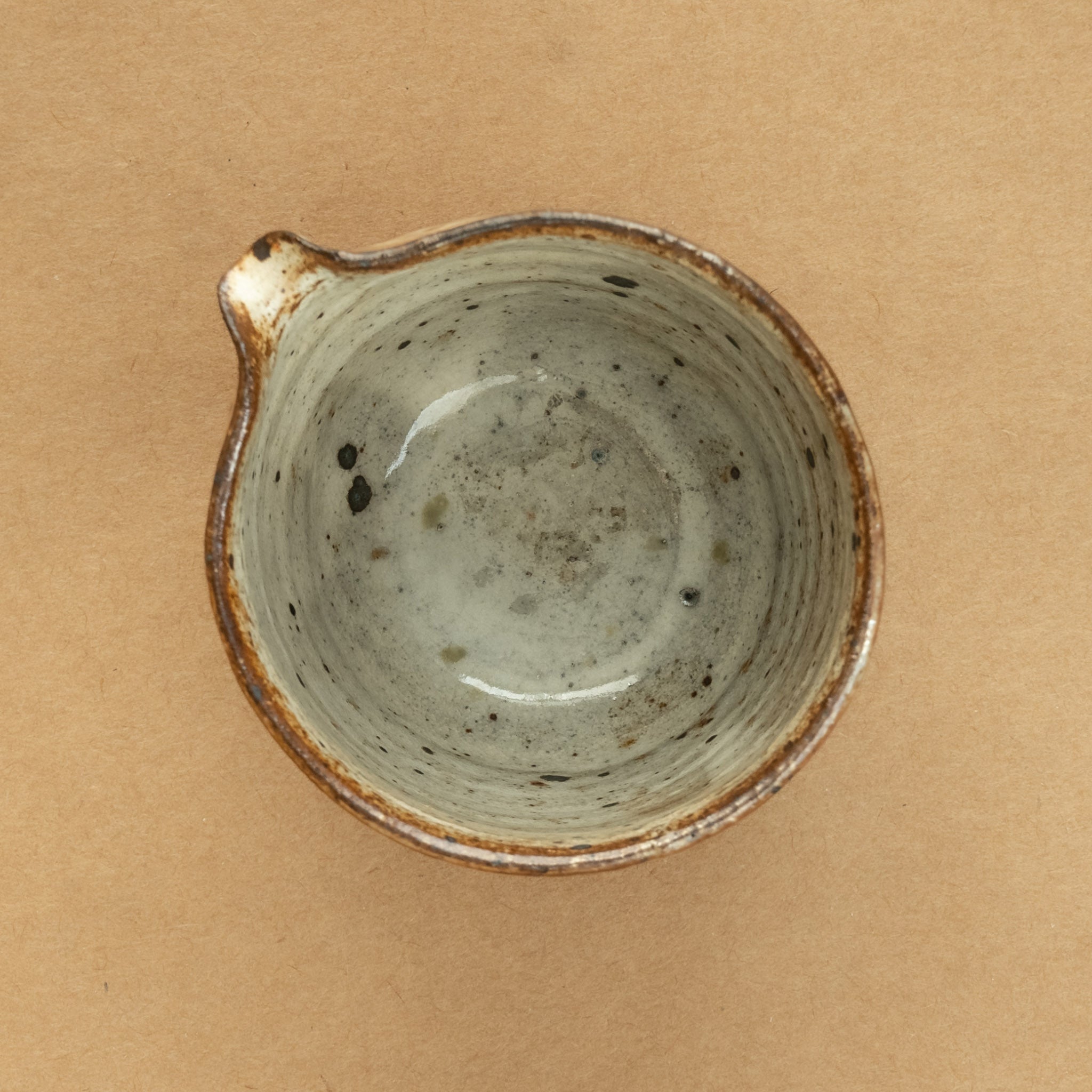 Cha Hai de gres: Cha Hai de gres, una elegante jarra de vertido utilizada en la ceremonia del té, diseñada para disfrutar y apreciar la belleza de la infusión.