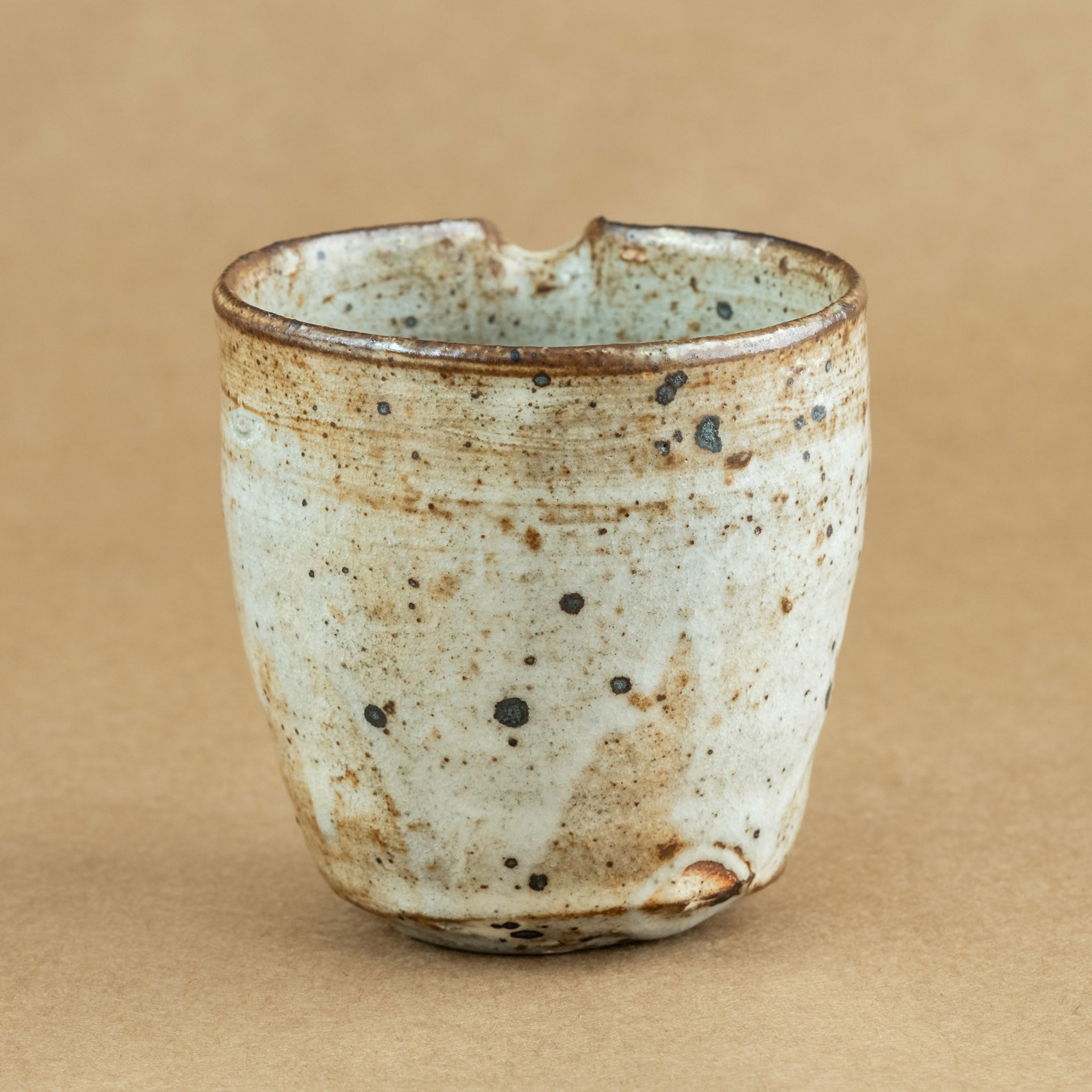 Cha Hai de gres: Cha Hai de gres, una elegante jarra de vertido utilizada en la ceremonia del té, diseñada para disfrutar y apreciar la belleza de la infusión.