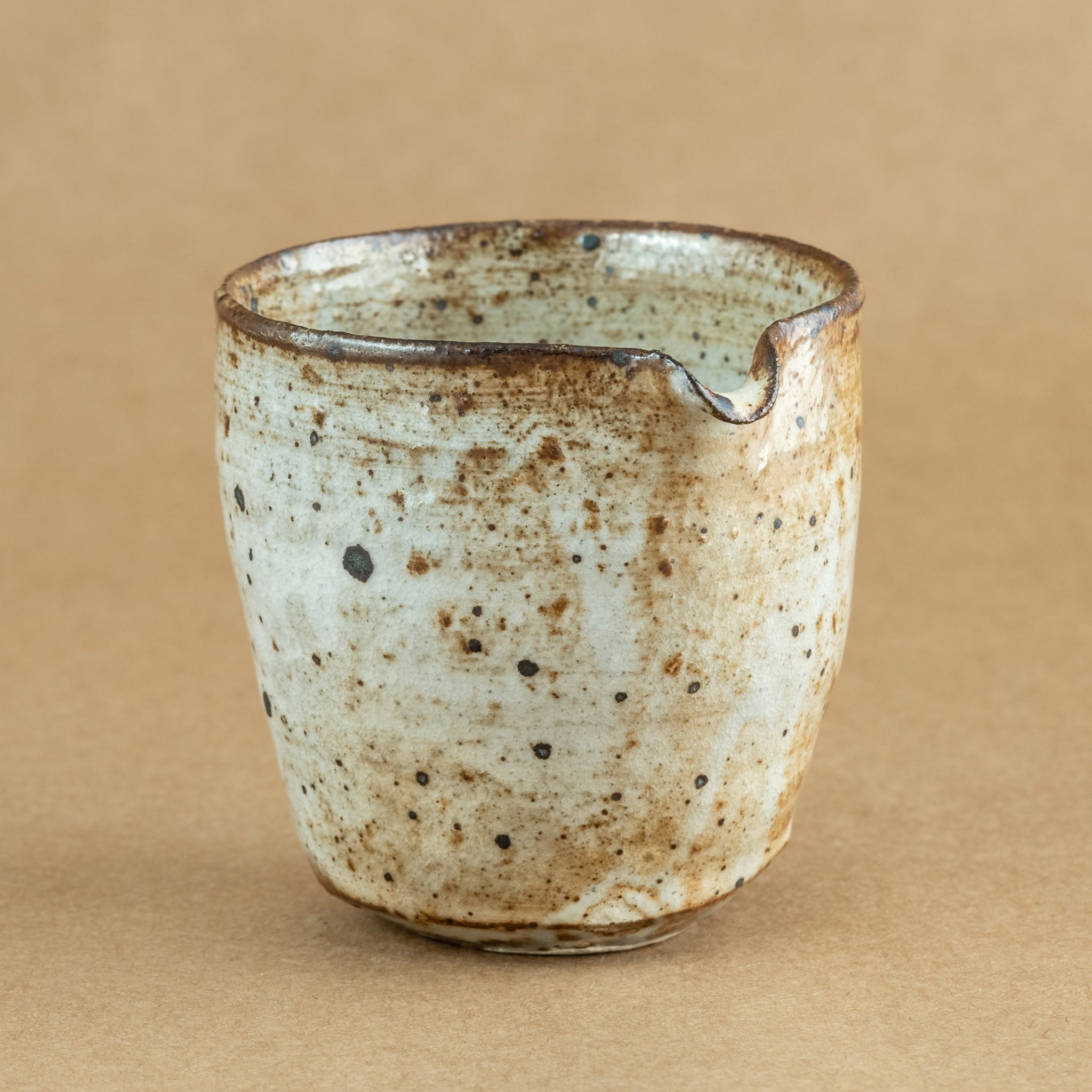 Cha Hai de gres: Cha Hai de gres, una elegante jarra de vertido utilizada en la ceremonia del té, diseñada para disfrutar y apreciar la belleza de la infusión.