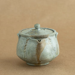 Hohin de gres: Hohin de gres, un accesorio esencial para la ceremonia del té, destacando la belleza y funcionalidad.