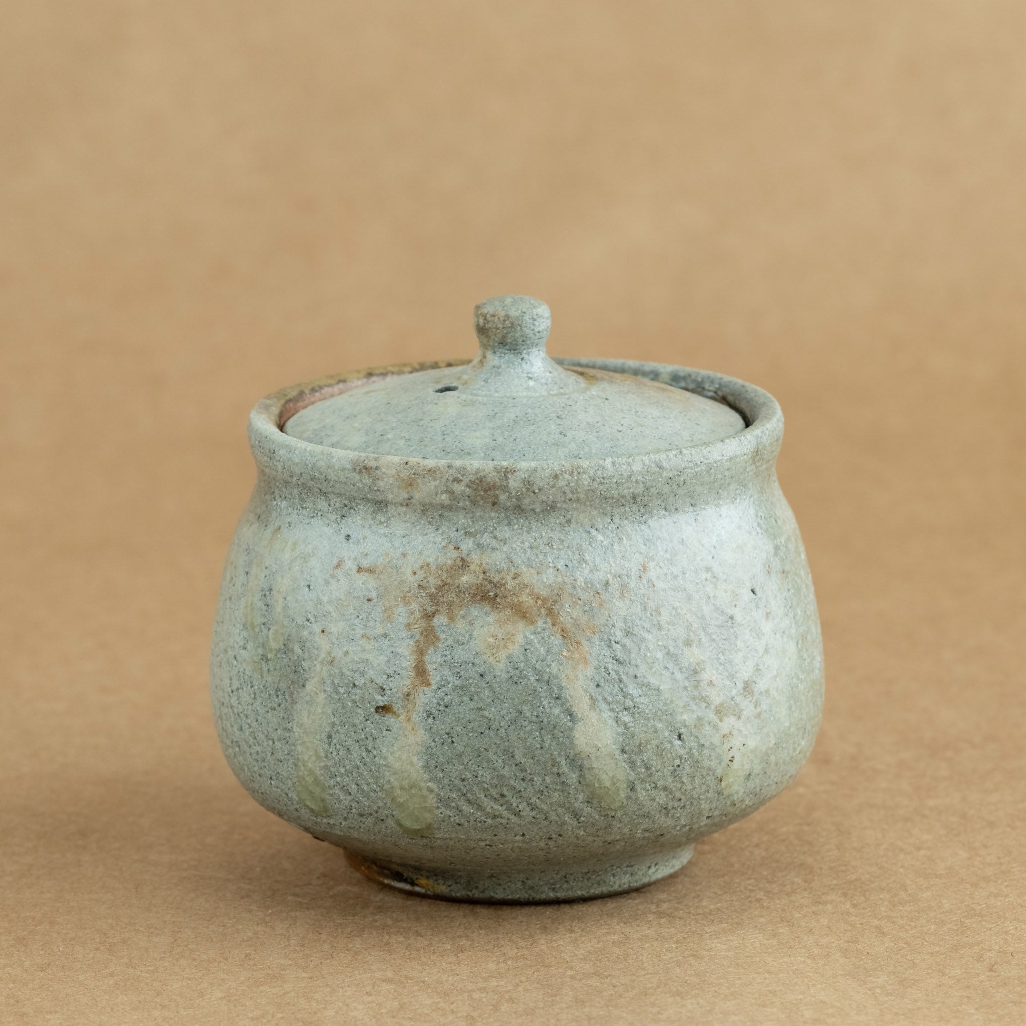 Hohin de gres: Hohin de gres, un accesorio esencial para la ceremonia del té, destacando la belleza y funcionalidad.