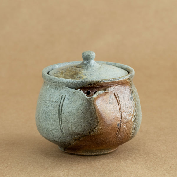 Hohin de gres: Hohin de gres, un accesorio esencial para la ceremonia del té, destacando la belleza y funcionalidad.