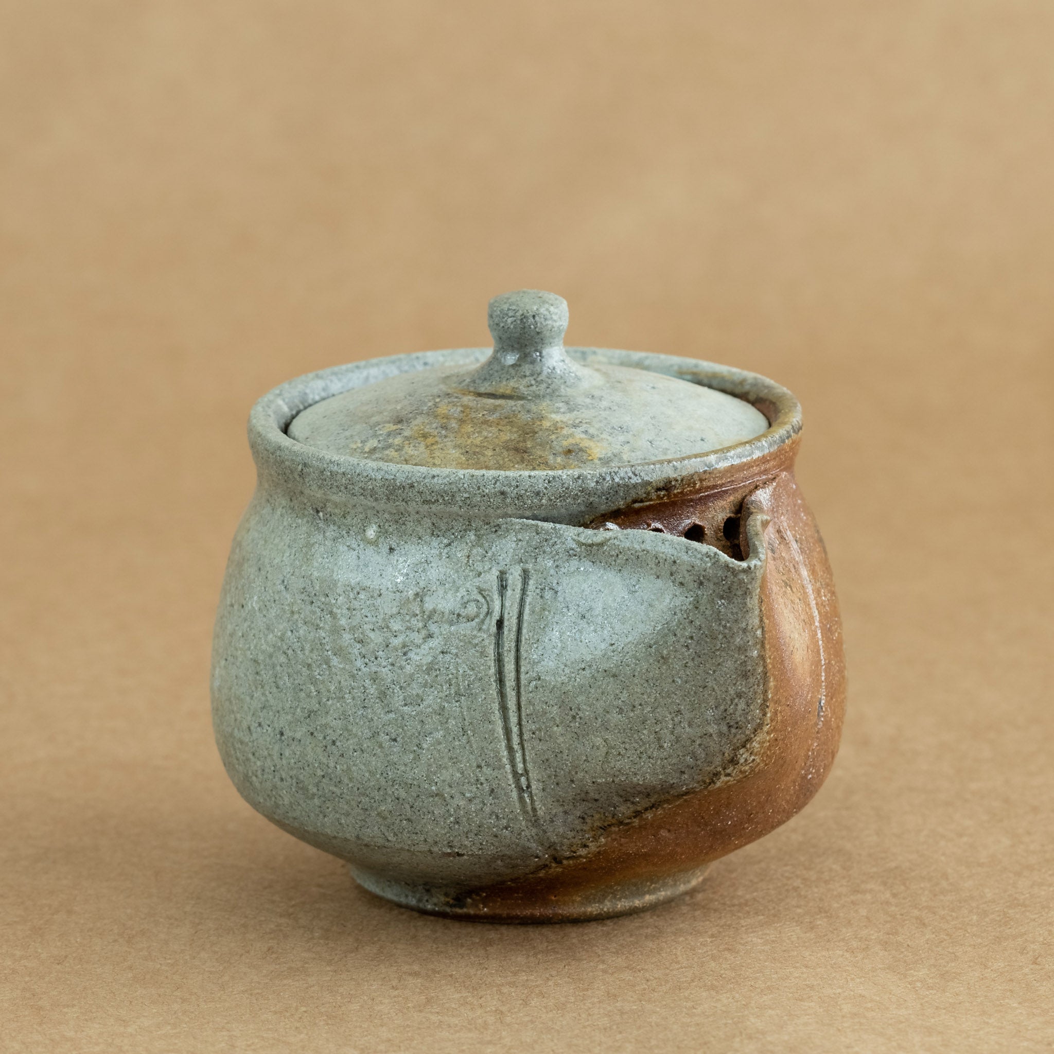 Hohin de gres: Hohin de gres, un accesorio esencial para la ceremonia del té, destacando la belleza y funcionalidad.