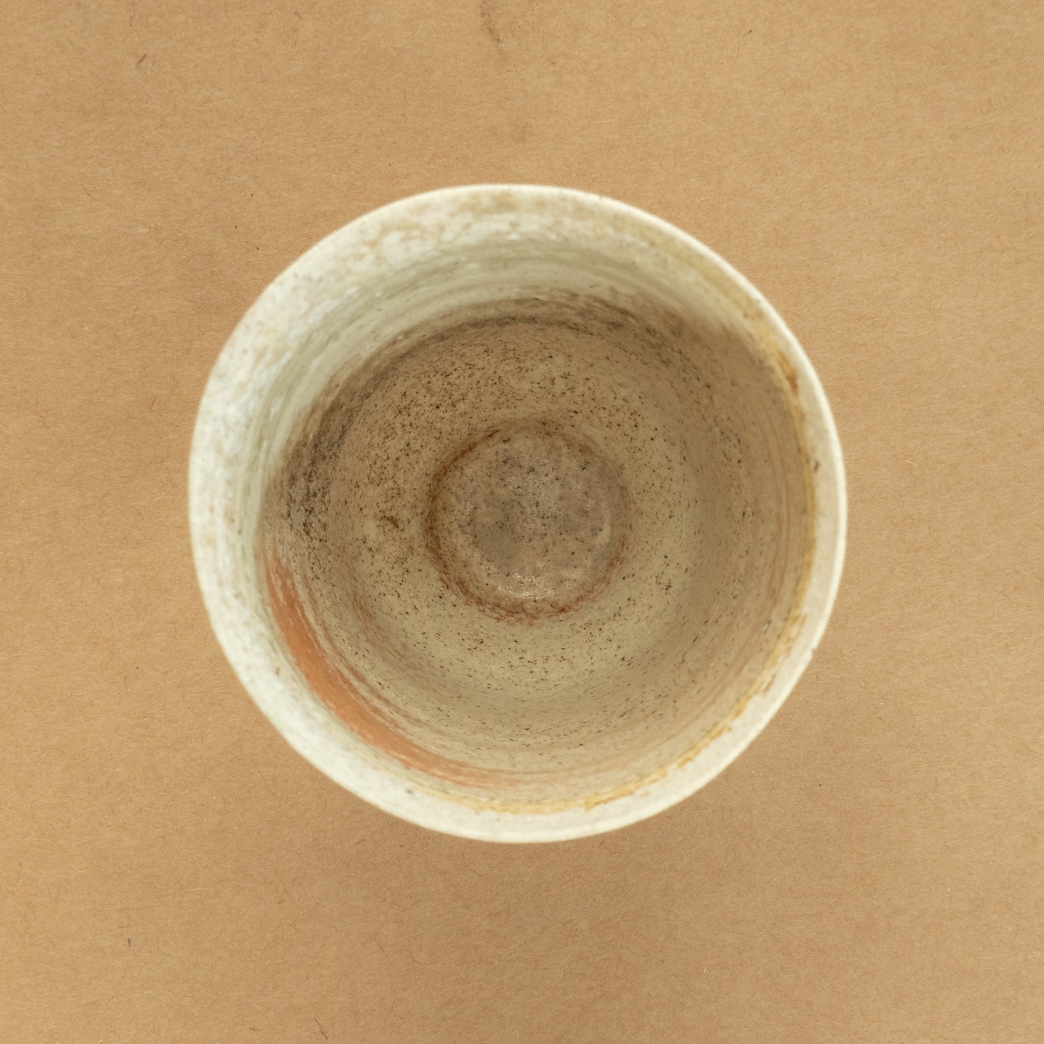 Taza de té de porcelana: Taza de té de porcelana elegante y delicada, perfecta para resaltar la experiencia del té.