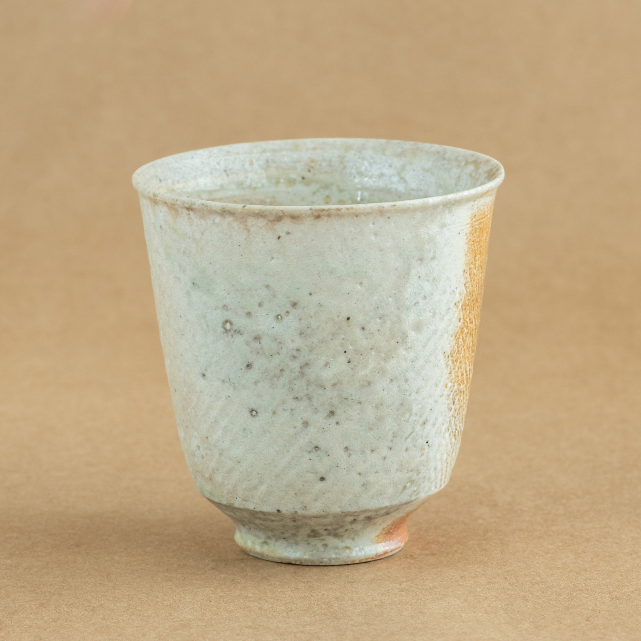 Taza de té de porcelana: Taza de té de porcelana elegante y delicada, perfecta para resaltar la experiencia del té.