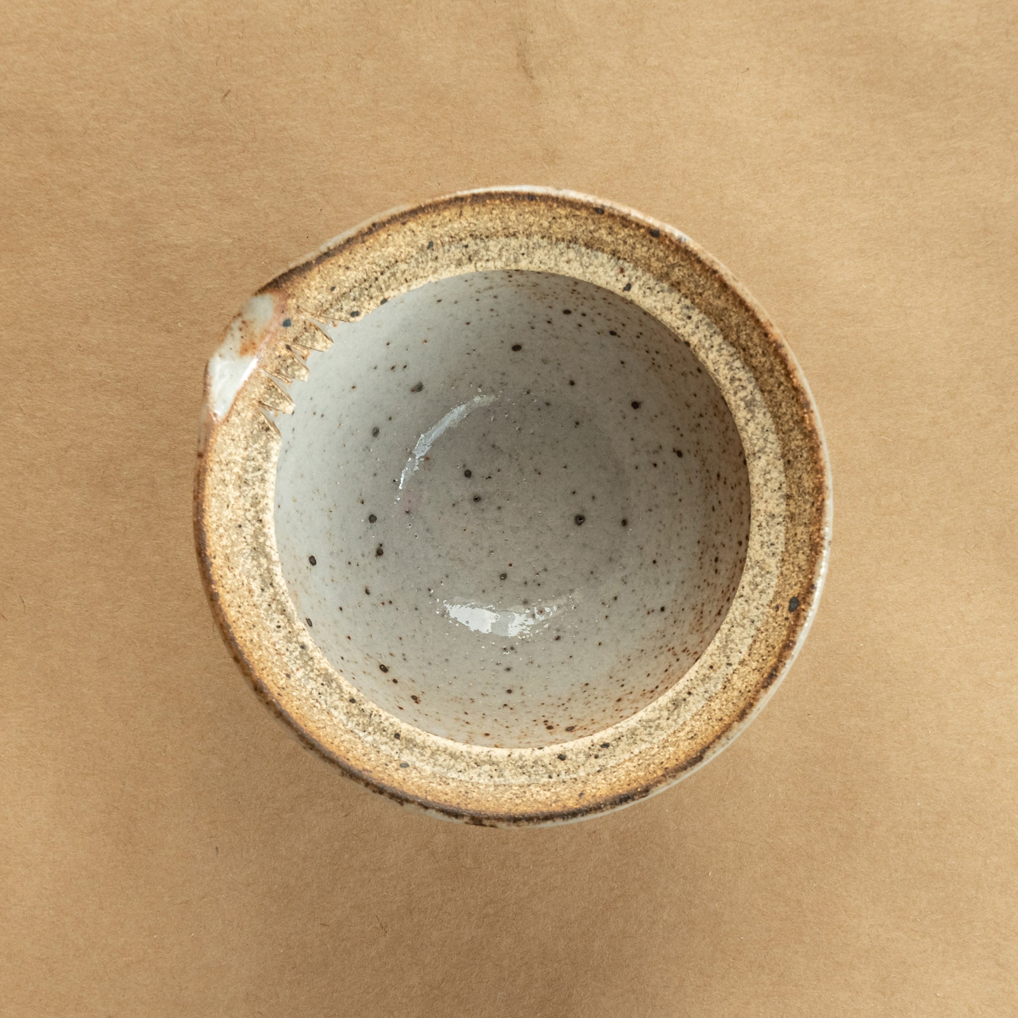 Shiboridashi de gres: Shiboridashi de gres, una pieza única para preparar y servir té de manera tradicional.