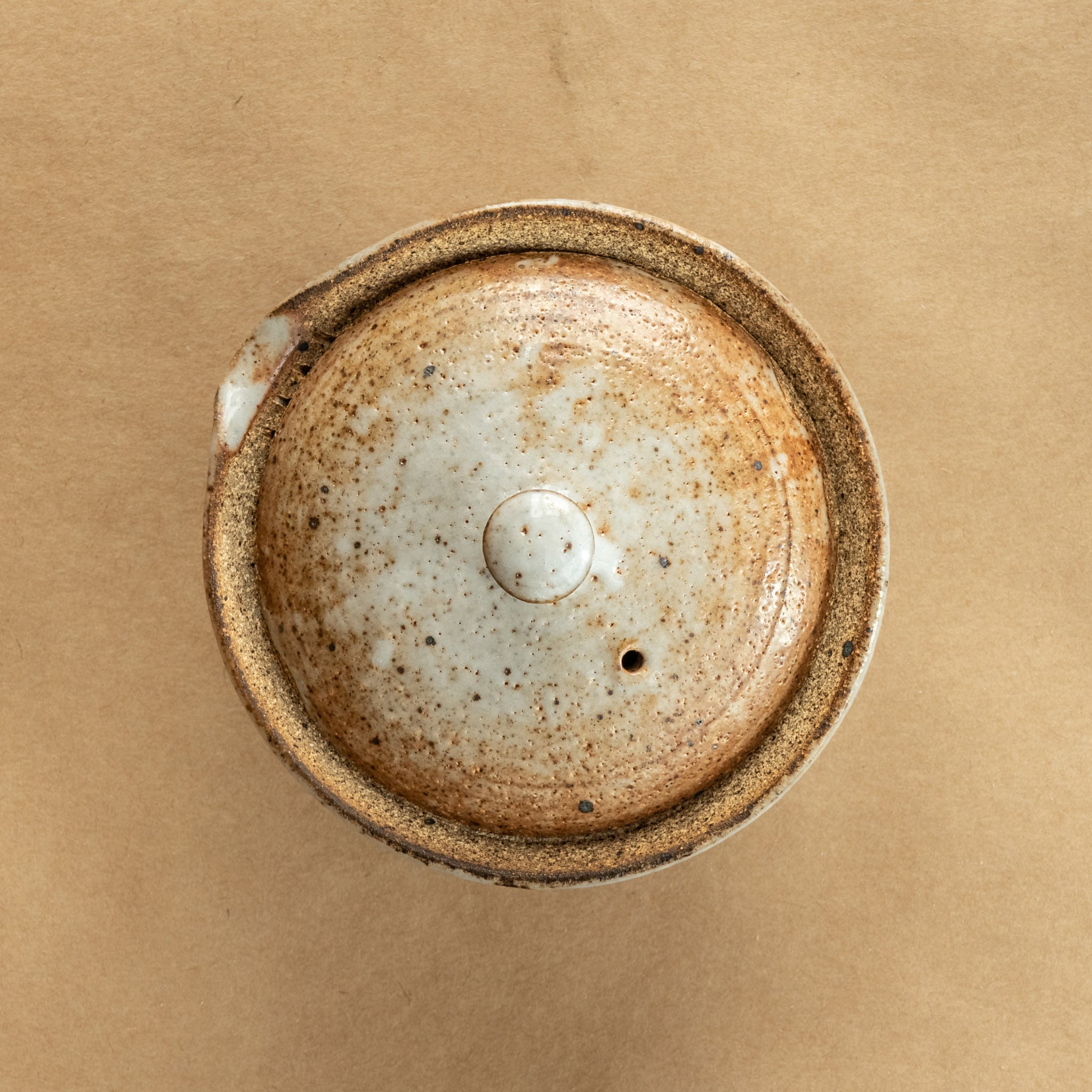 Shiboridashi de gres: Shiboridashi de gres, una pieza única para preparar y servir té de manera tradicional.