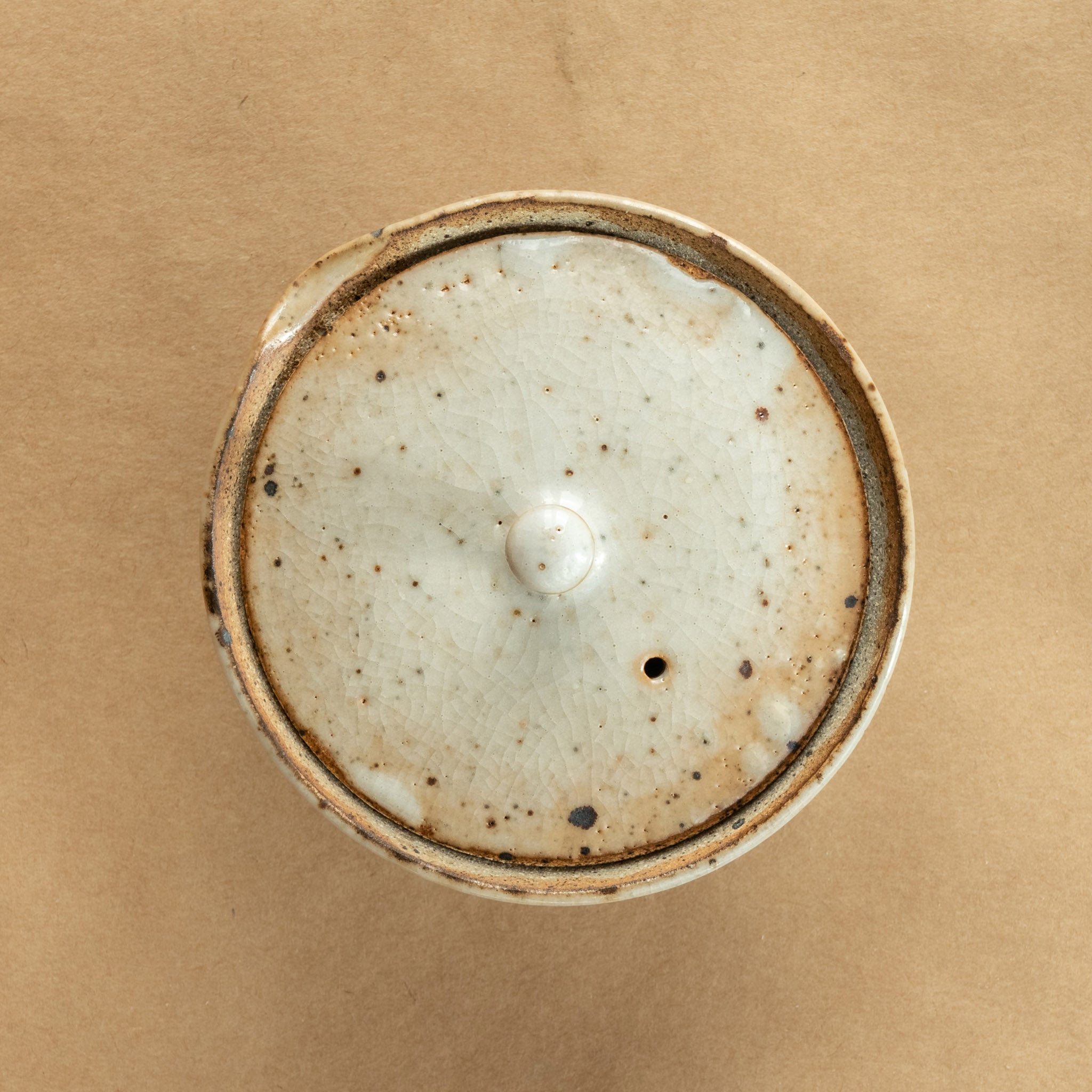 Shiboridashi de gres: Shiboridashi de gres, una pieza única para preparar y servir té de manera tradicional.