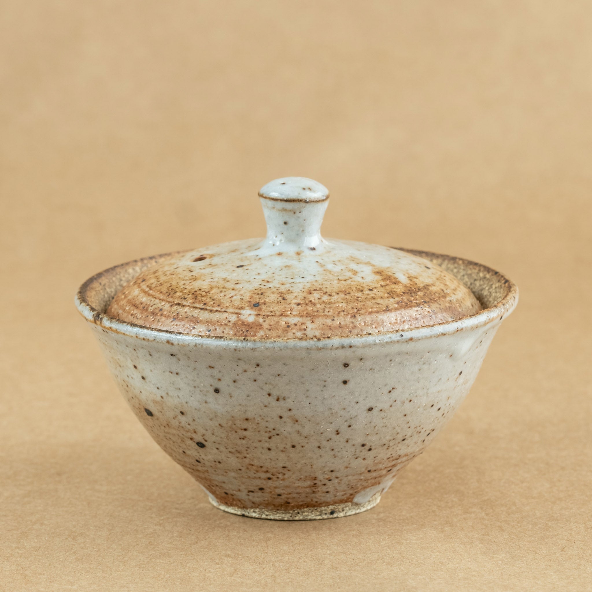 Shiboridashi de gres: Shiboridashi de gres, una pieza única para preparar y servir té de manera tradicional.