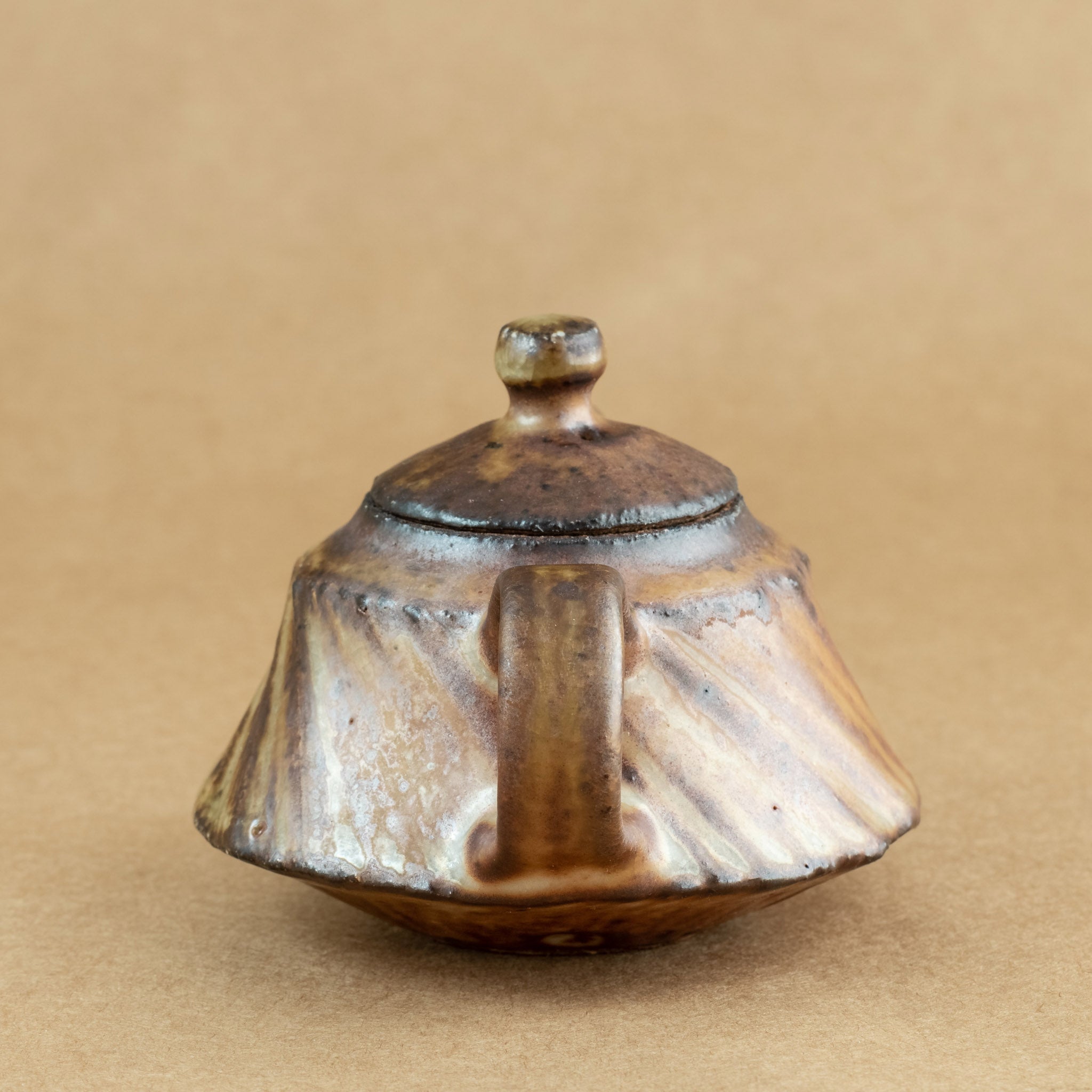Tetera de gres: Elegante tetera de gres con acabados artesanales, ideal para preparar y disfrutar de tu té favorito.