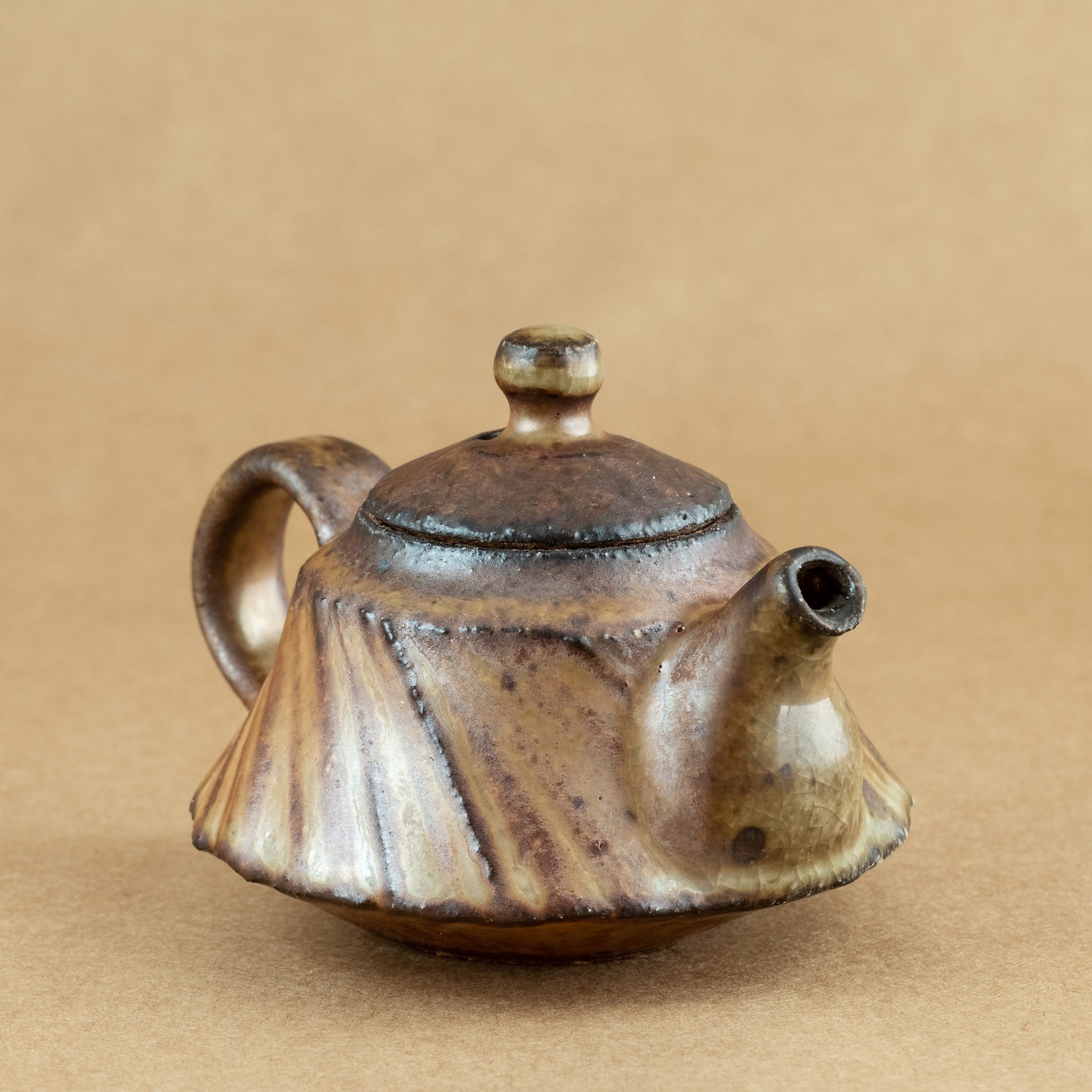 Tetera de gres: Elegante tetera de gres con acabados artesanales, ideal para preparar y disfrutar de tu té favorito.