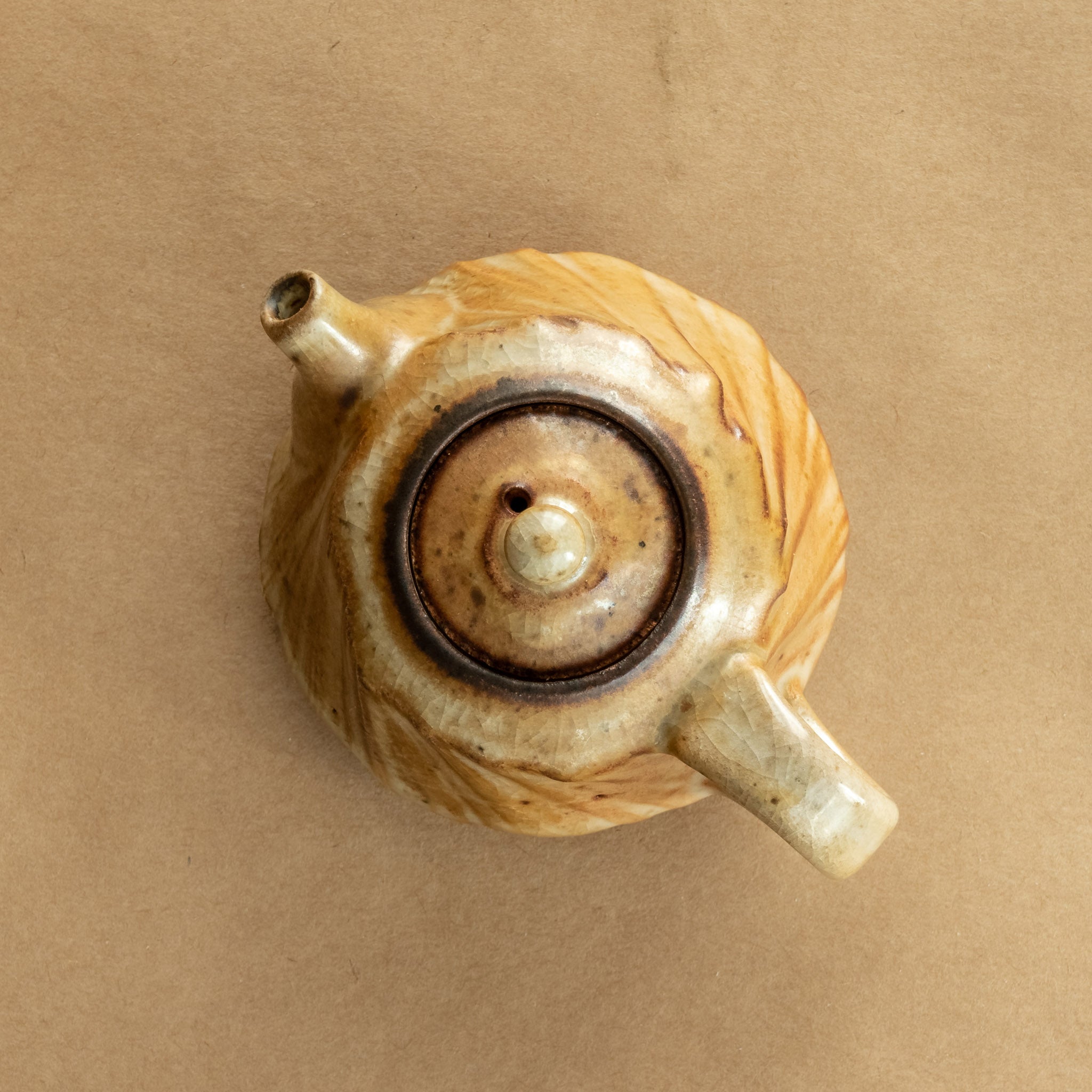 Tetera de gres: Elegante tetera de gres con acabados artesanales, ideal para preparar y disfrutar de tu té favorito.